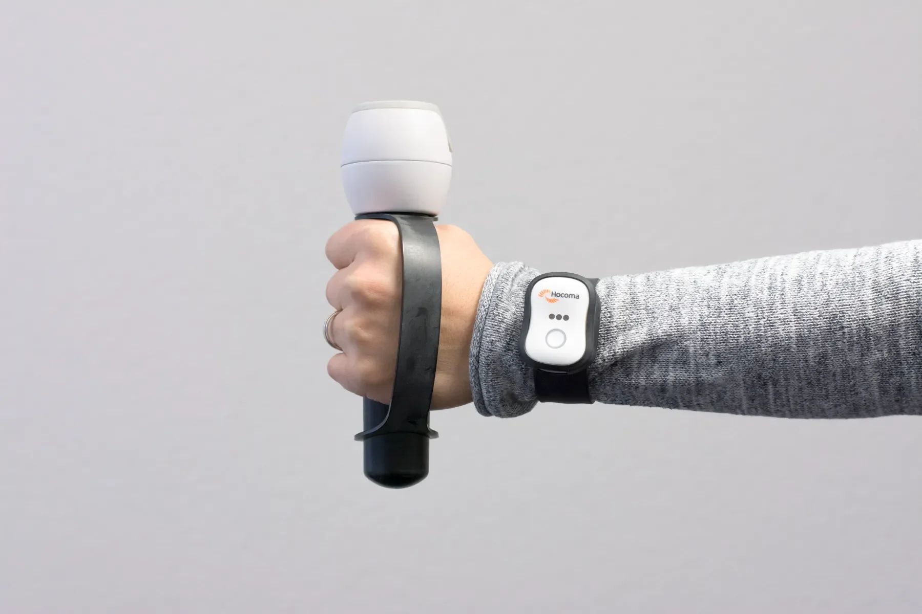 Primer plano del módulo de mano ArmeoSenso con correa y sensor de rehabilitación colocado en la muñeca del paciente. Bayber distribuye Armeo Senso en España y Portugal