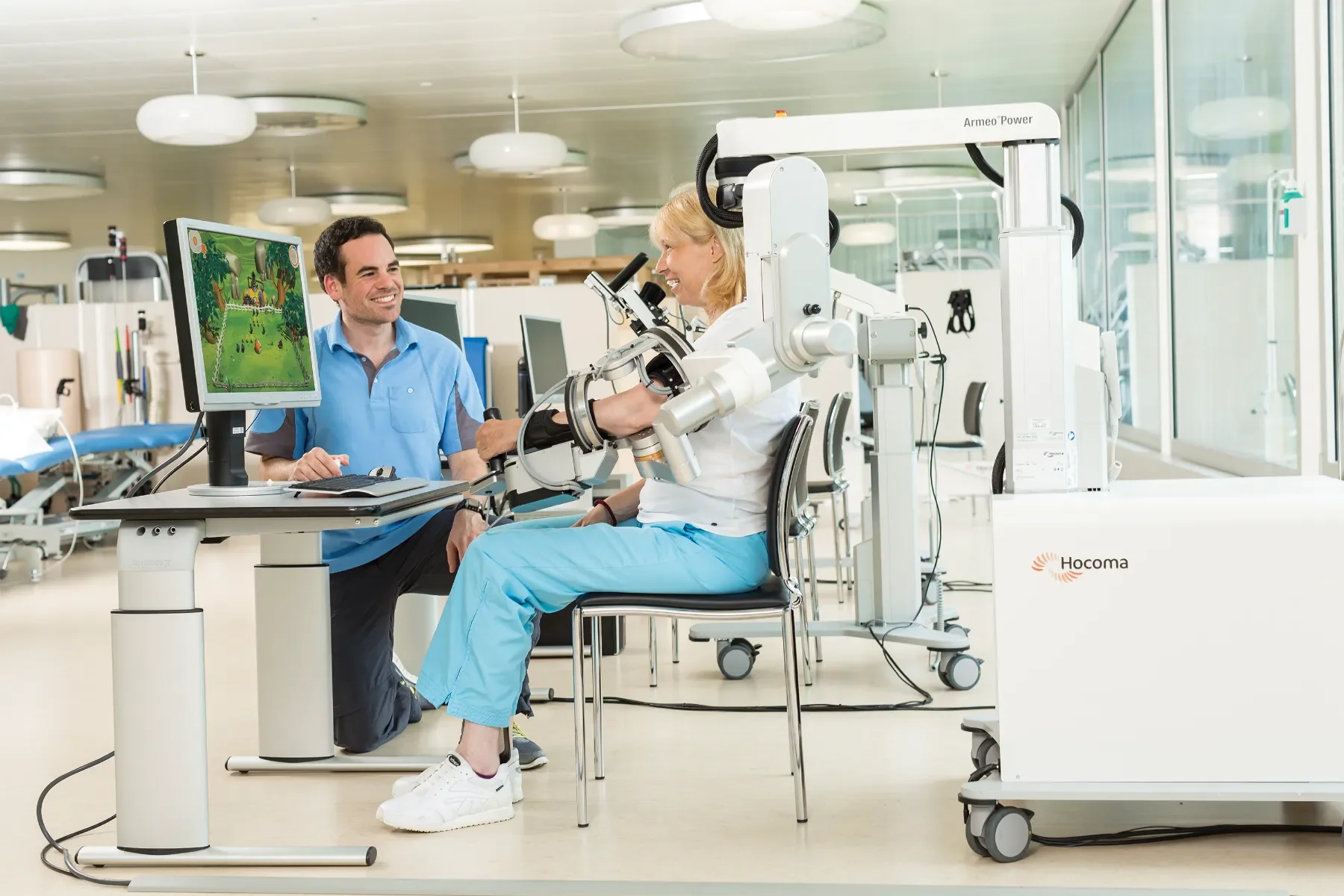 Dispositivo Armeo Power para rehabilitación robótica del miembro superior, con exoesqueleto de brazo completo montado sobre base móvil. Bayber España