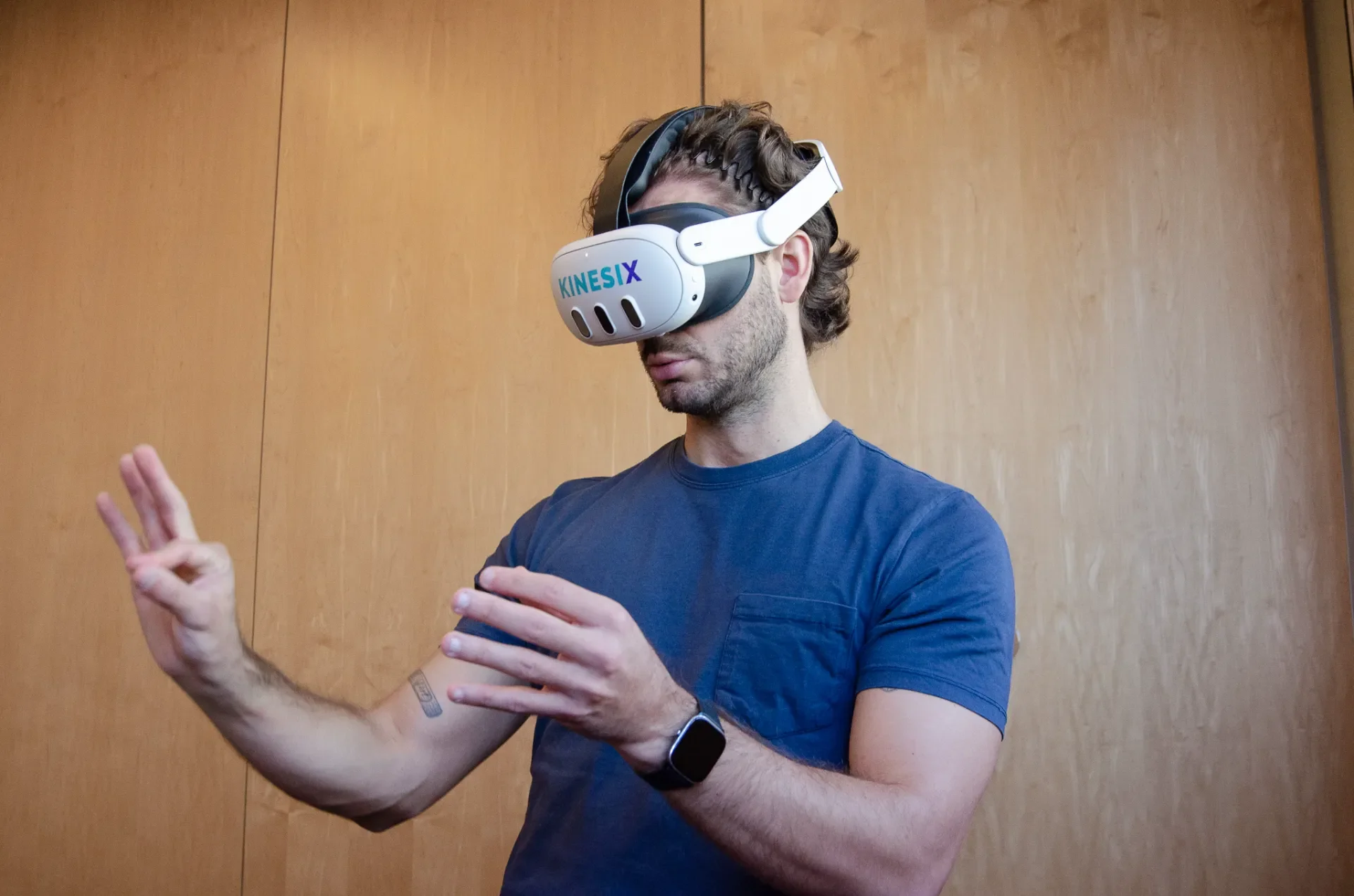 Persona realizando neurorehabilitación con Kinesix VR, usando gafas de realidad virtual y movimientos de manos guiados por ejercicios adaptados con IA. Bayber es distribuidor de Kinesix VR