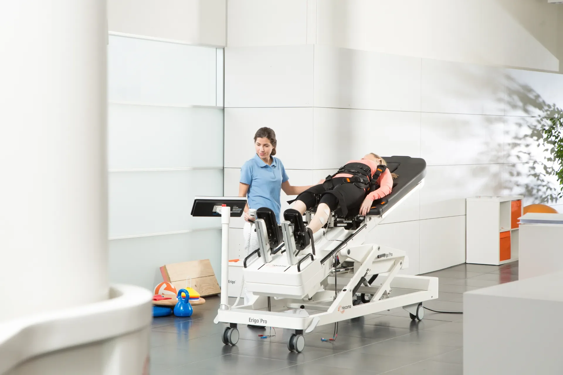 Sistema Erigo de verticalización temprana en sala de rehabilitación robótica, en posición casi vertical. Distribuido por Bayber en España y Portugal