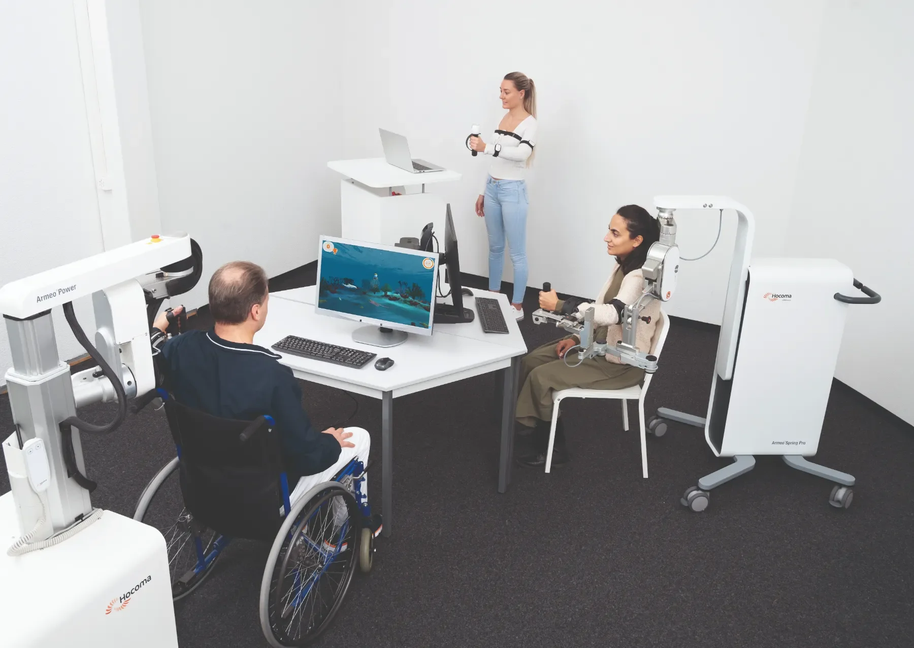 Primer plano de paciente realizando rehabilitación intensiva del brazo con el exoesqueleto ArmeoSpring Pro en posición sentada. Bayber es distribuidor oficial de Armeospring Pro en España