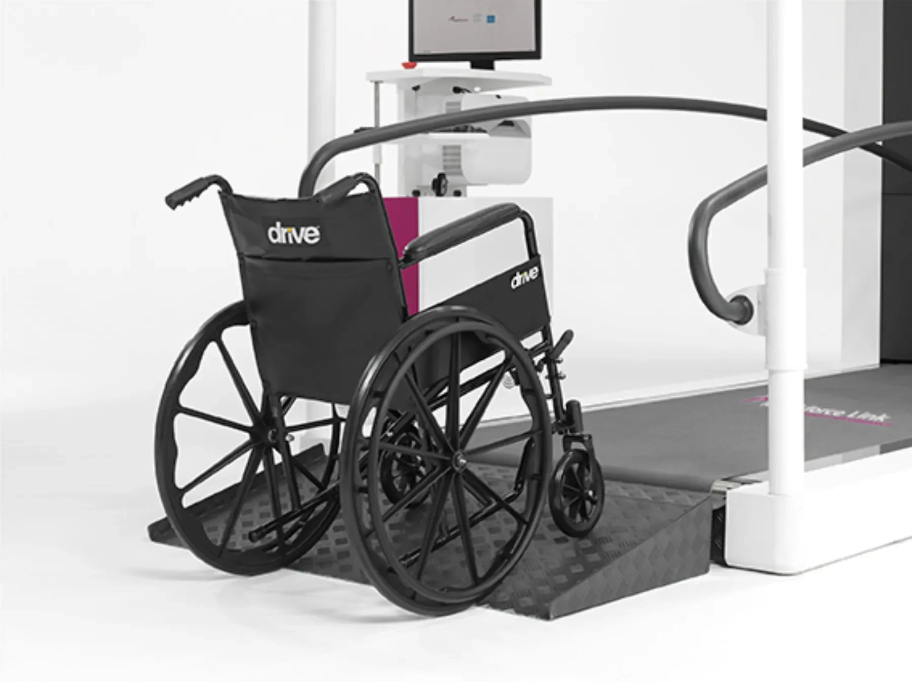 Silla de ruedas colocada sobre la rampa de acceso a C‑Mill VR+, mostrando accesibilidad del sistema y cinta de marcha instrumentada. Bayber