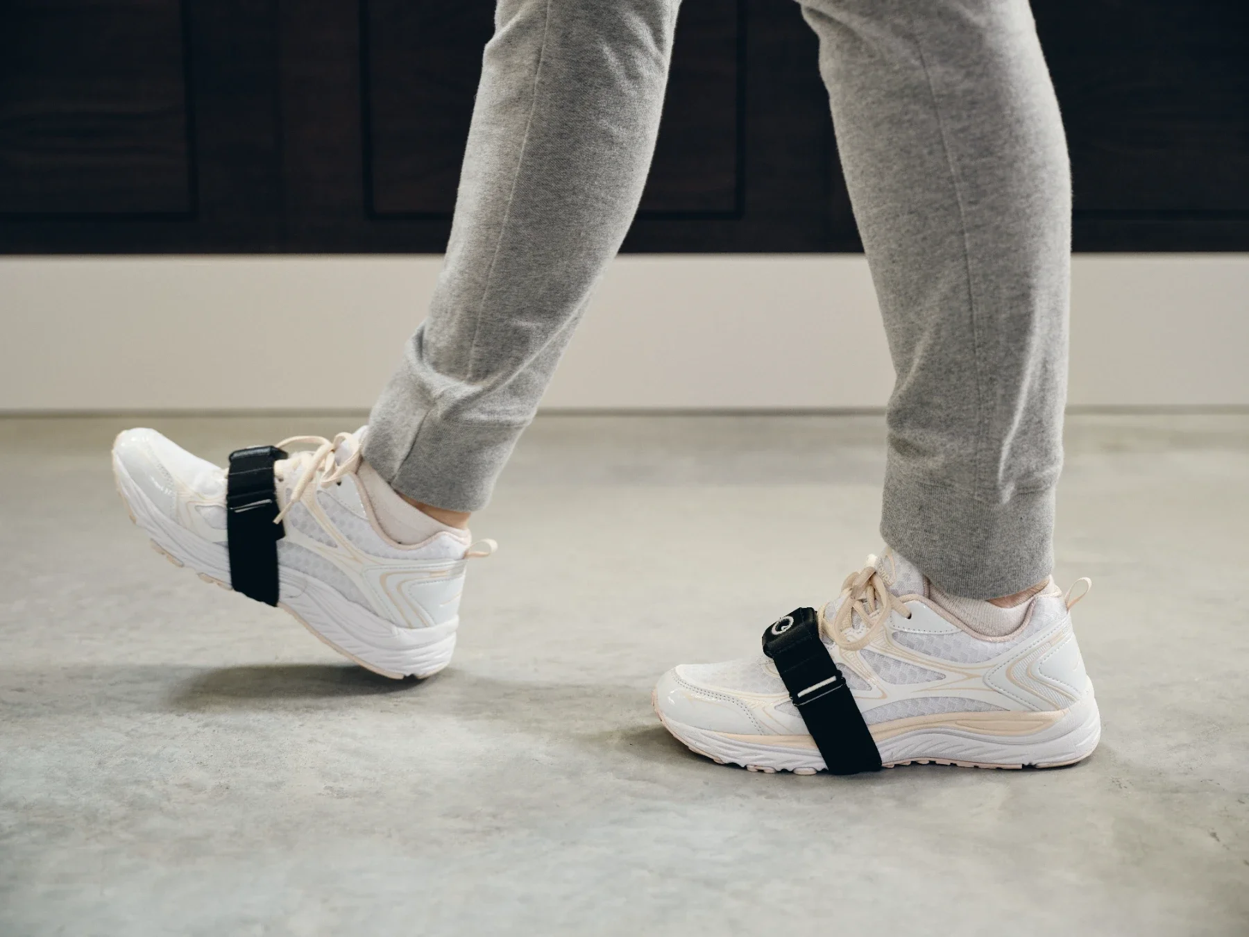 Detalle de los pies de una paciente caminando con sensor Euleria Lab en el antepié para análisis de marcha y rehabilitación funcional