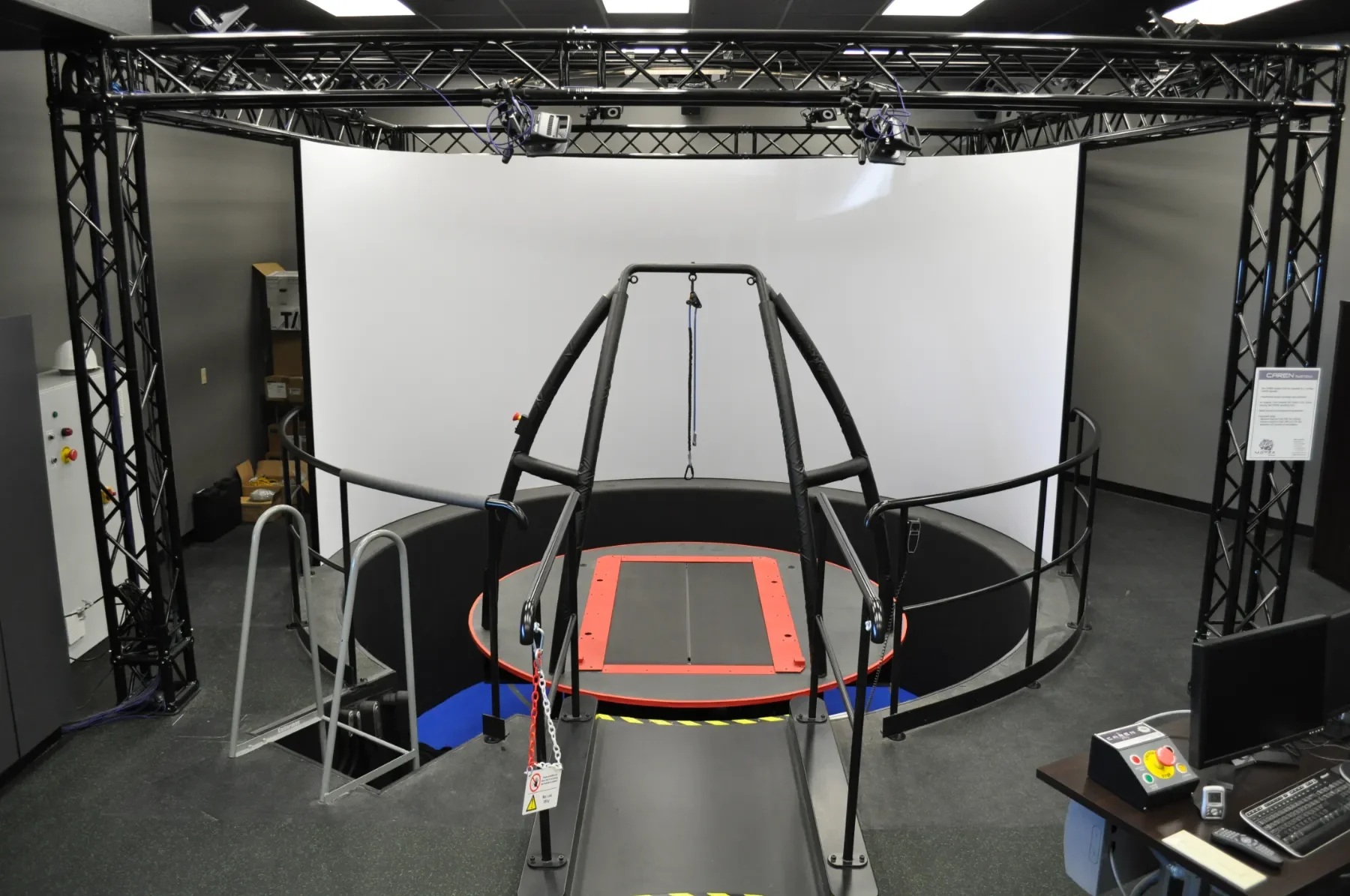 Vista del gait lab virtual CAREN con pasarela central y pantalla envolvente para análisis de marcha y captura de movimiento clínica. Bayber es distribuidor oficial de Caren