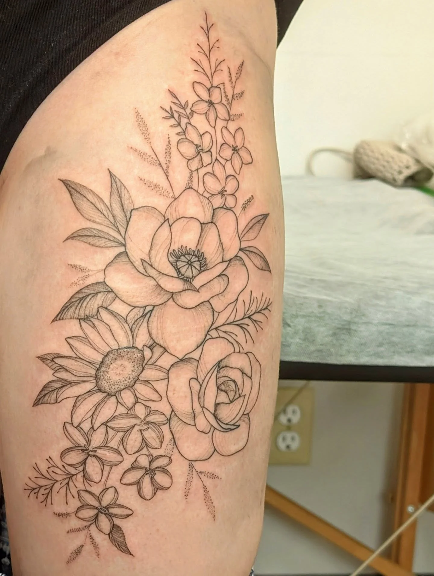 It's always so exciting when the appointment is for a FIRST tattoo!!! 

#Lethbridge #lethbridgealberta #tattoo #tattooidea #tattooapprentice #tattoolethbridge #yqlsmallbusiness #yql #yqltattoo
Tattoo done using
@dynamiccolor @fytsupplies @goodguysupp