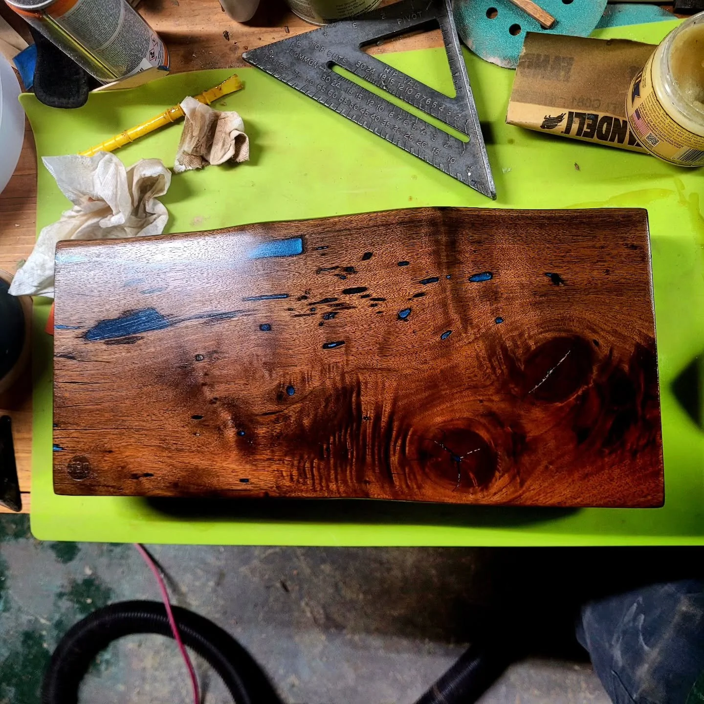 Finally got around to last touches on this Live Edge Walnut serving slab, the figure is absolutely insane especially paired with the blue throughout
.
Final photos coming after a couple more coats of food safe finishes and a quick buffing
.