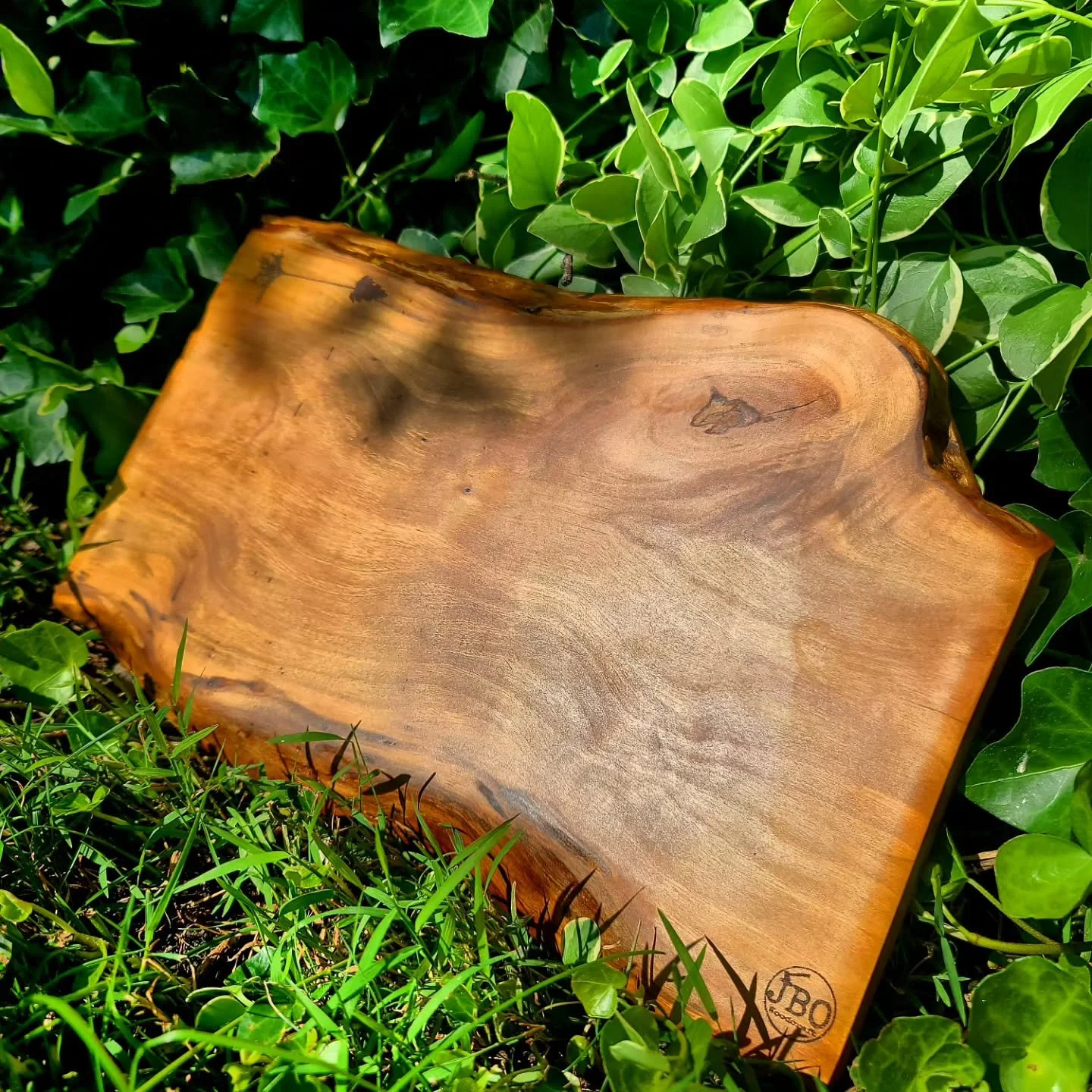 Live Edge Cherry Board for @brooke.brush featuring her own tree arrow design
.
Brooke told me she wanted a wonky board, I think the "wonk" is definitely covered in this piece, not to mention stunning grain overall
.
Natural edge and one sol