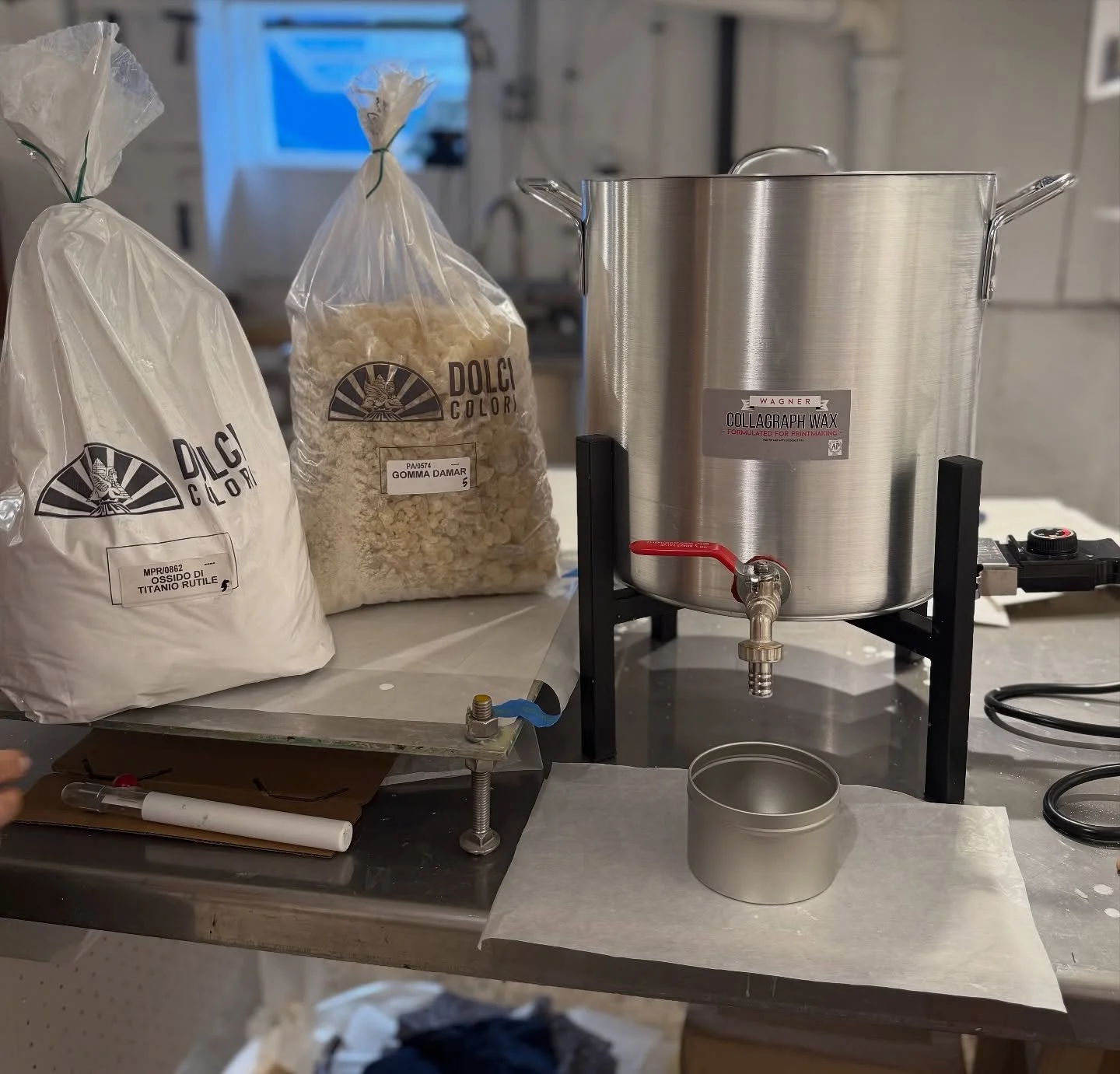 .
We are thrilled to announce a meaningful new collaboration with @dolcicolori.srl in Verona, Italy&mdash;our new raw materials supplier for @print.wax! 🇮🇹✨

This partnership is especially close to my heart. It began five years ago, during a simple