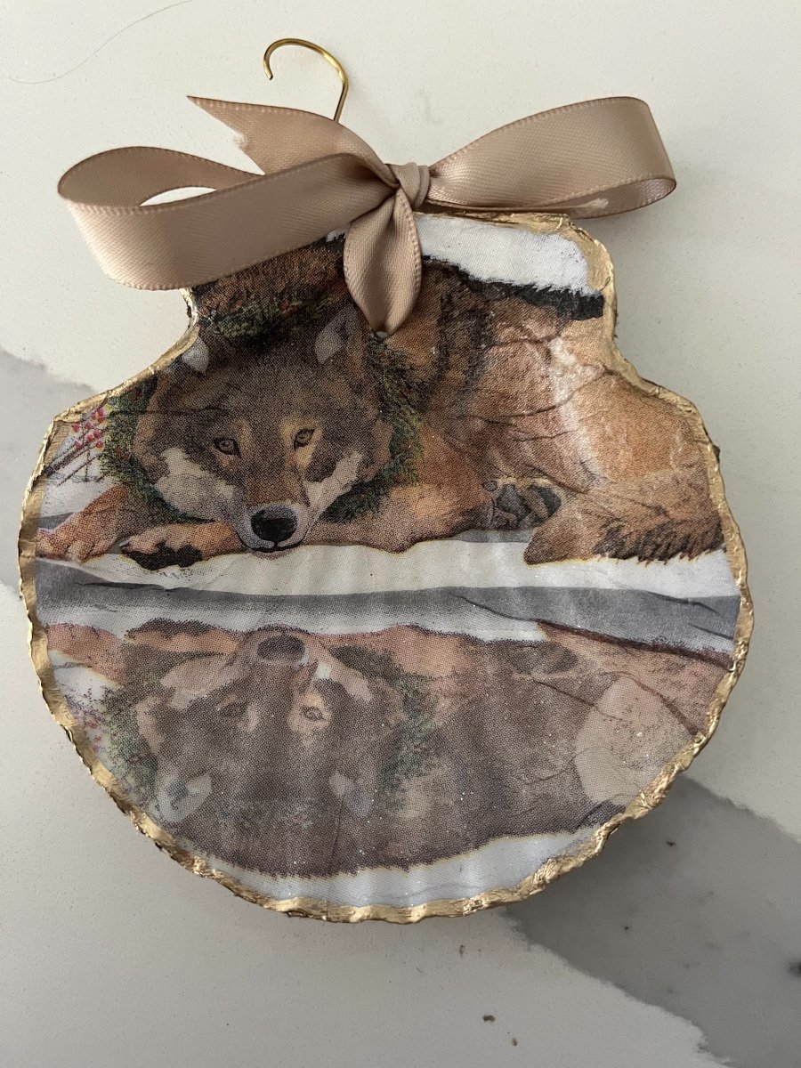 .Wolf in the Snow Scallop Shell Ornament Front