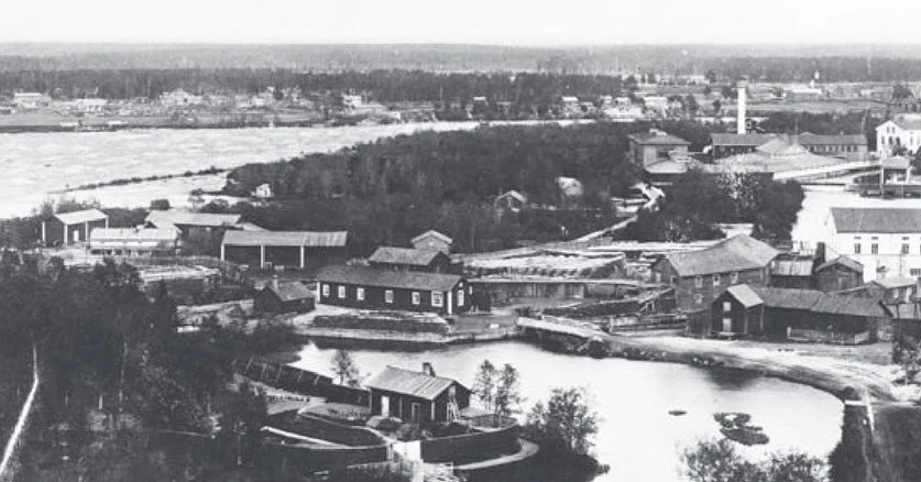 Virran varrella kulkeva historia 😍 
Ainolankulman historia lähtee vuodesta 1731 kun saarelle perustettin Oulun ensimmäinen kaupallinen vesisaha. Sahasaari sai nimensä. Puut sahattiin kasvavan Oulun rakentamiseen 🌳 
1884 Veljekset &