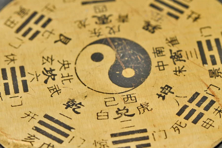 Symbole Dao et octogramme sur parchemin