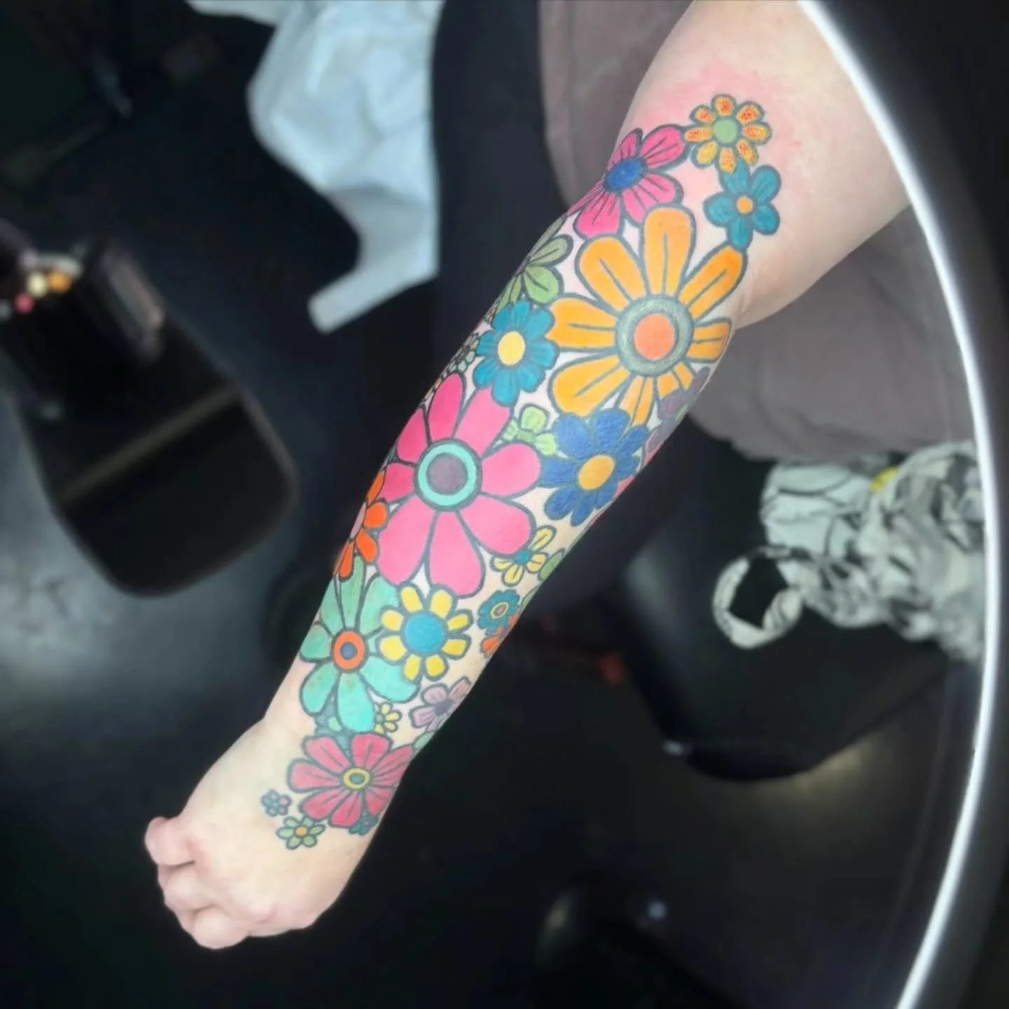 In-progress retro flower sleeve for Tara, a true 60's vibe 🌸🏵🌸🏵✌️ 

#retrotattoo #flowertattoo #flowers #retro #SeattleTattoos