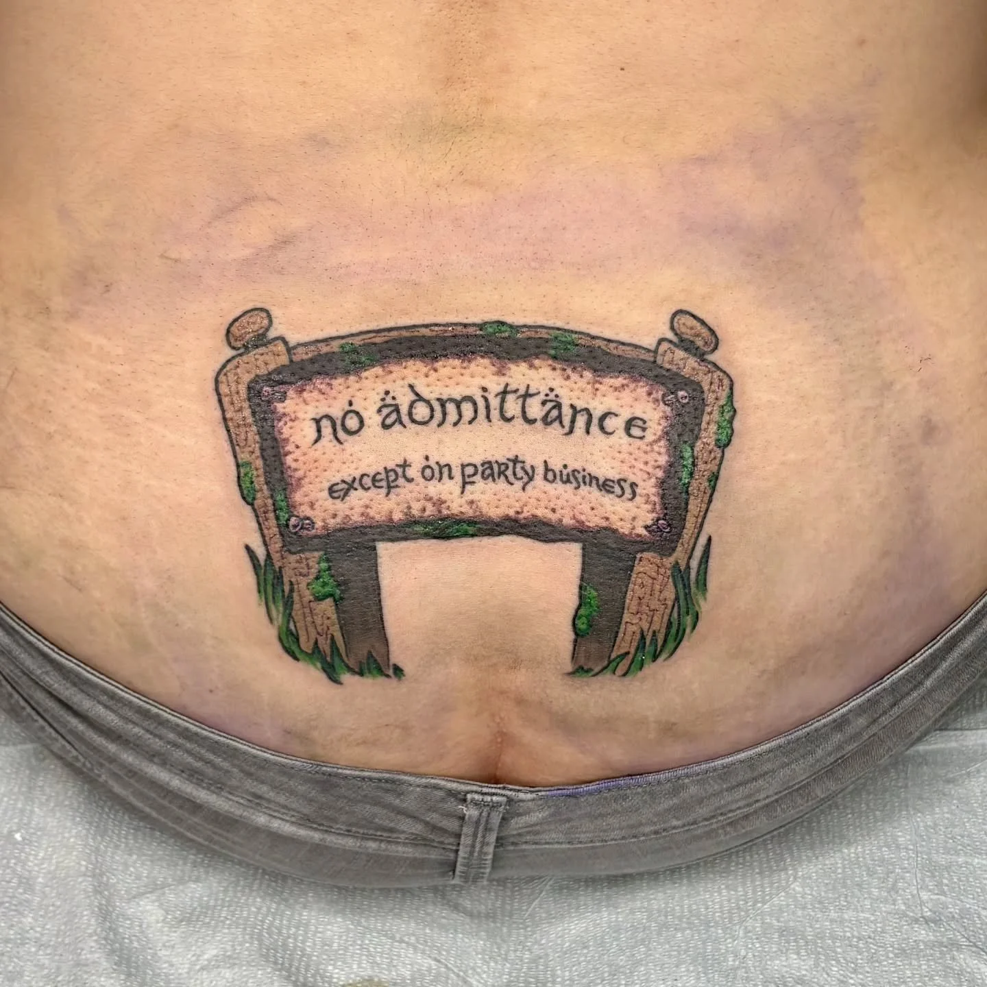 Loved doing this one for Christine 😂

#lordoftherings #lordoftheringstattoo #noadmittance #seattletattoo