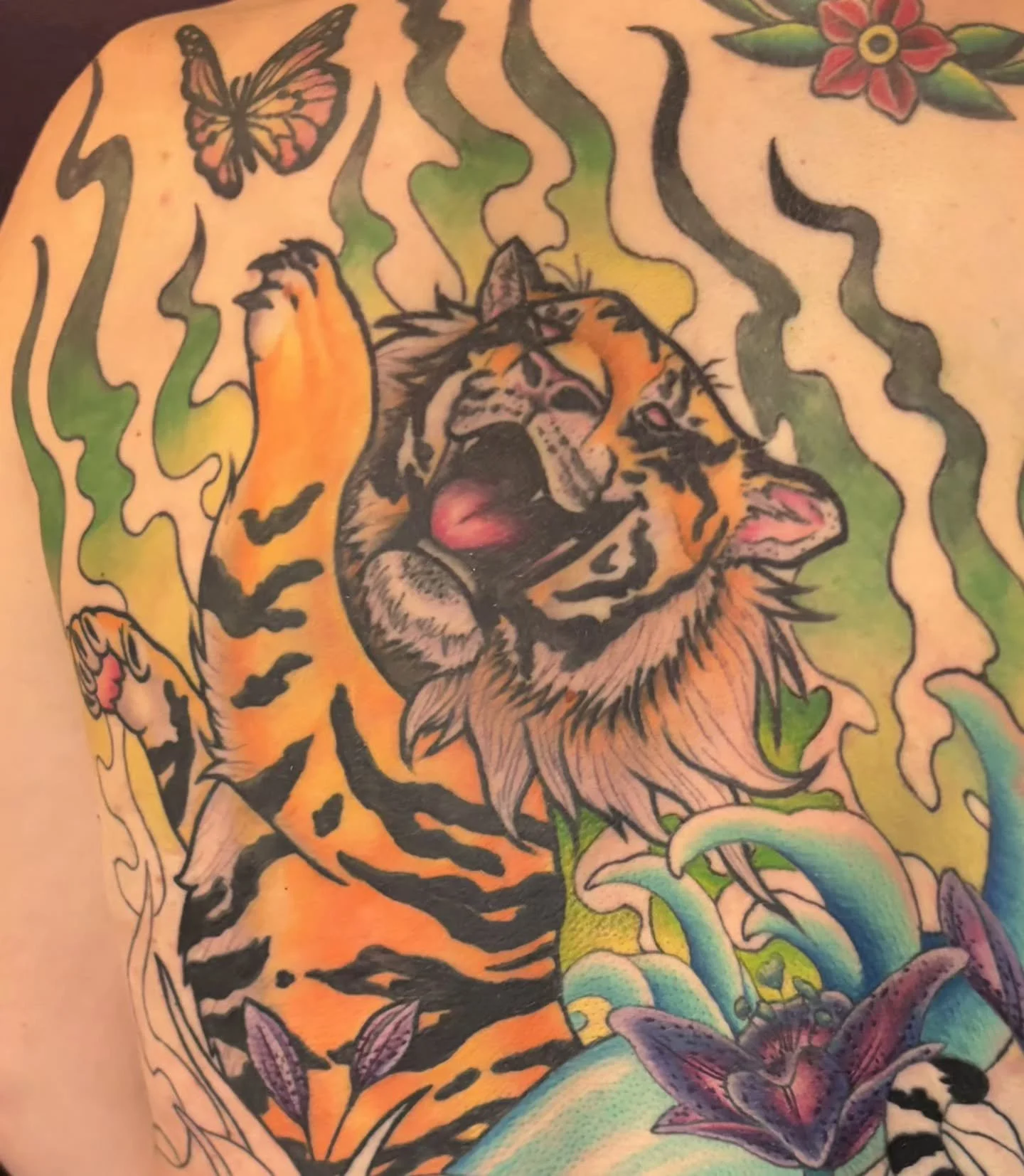 Close-up of an in-progress back piece 🐯🐅🔥 

#tigertattoo #tiger #cats #backpiece #seattletattoo
