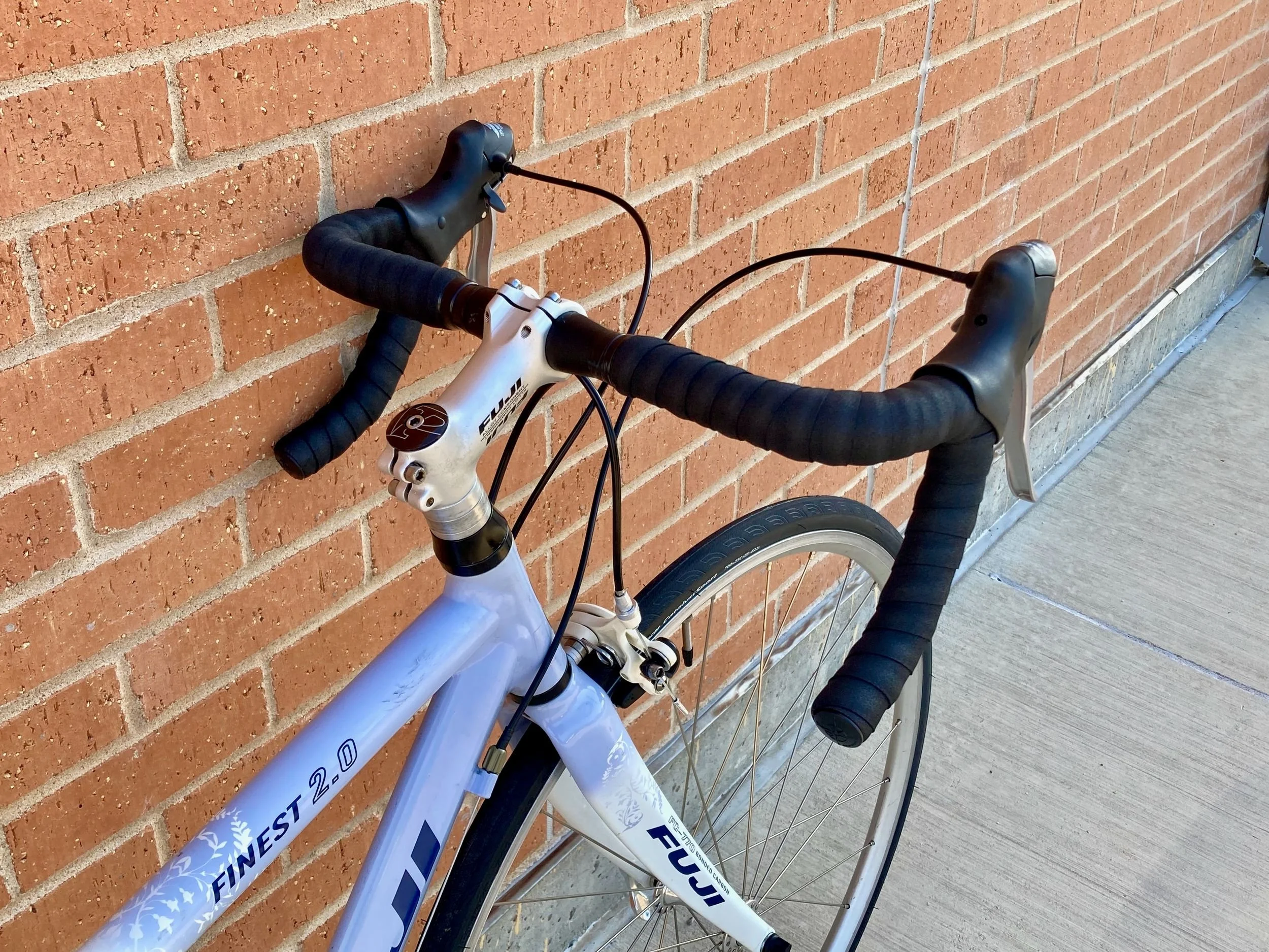 Fuji Finest 2.0 (Size XS), handlebars from behind