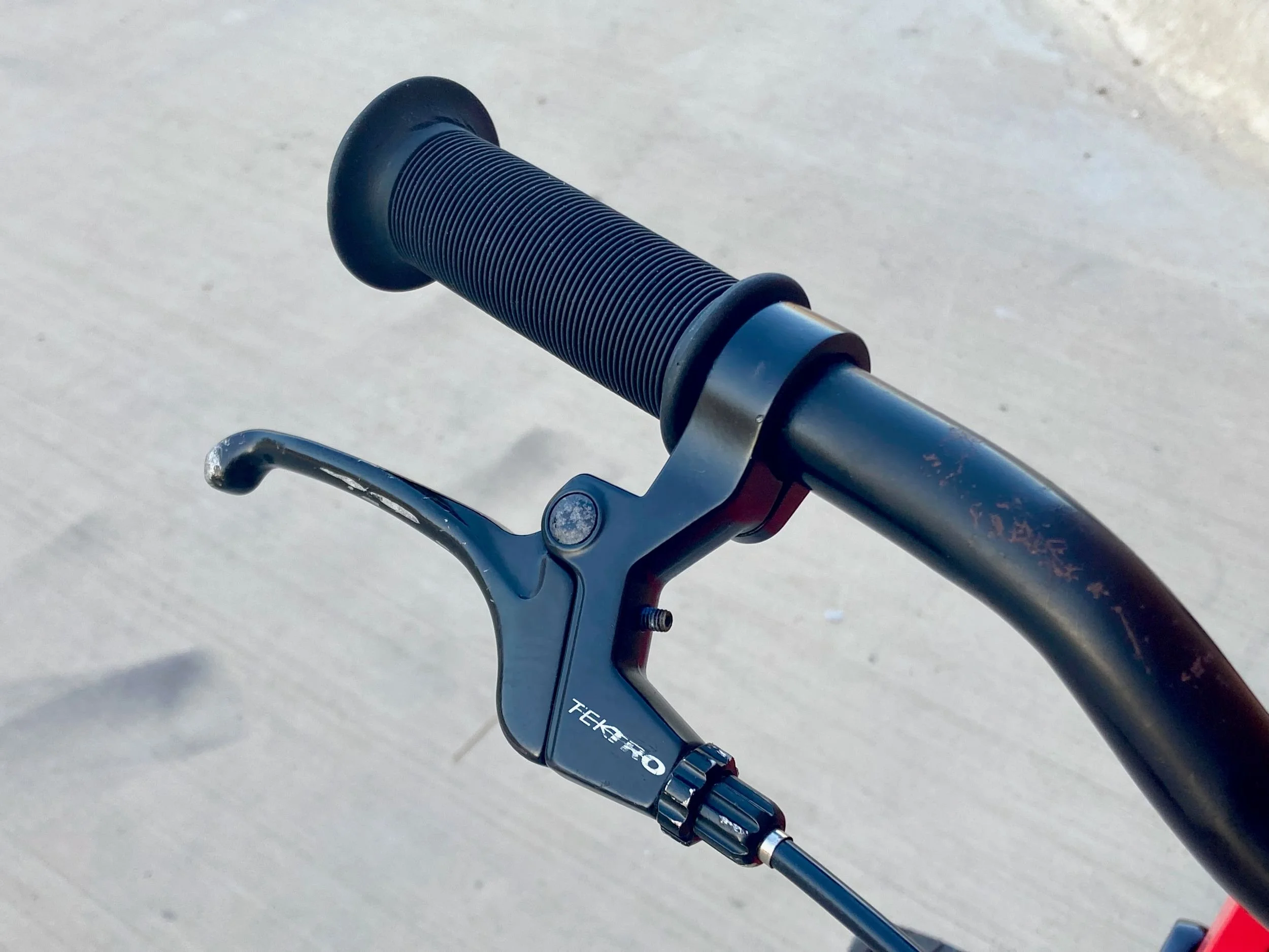 REI Novara Polpo (Ages 6–9), grip and brake lever