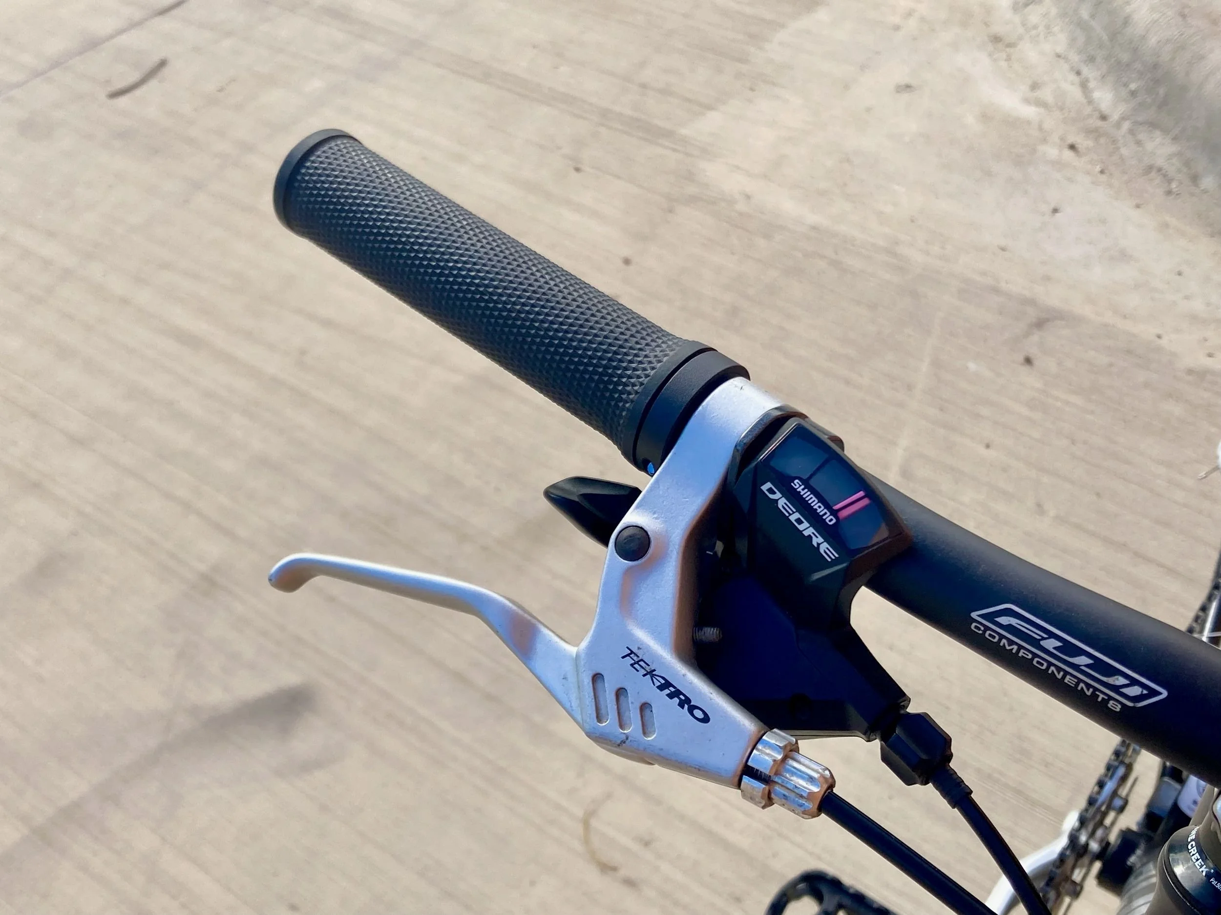 Fuji Absolute 2.0 (Size M), grip and brake lever