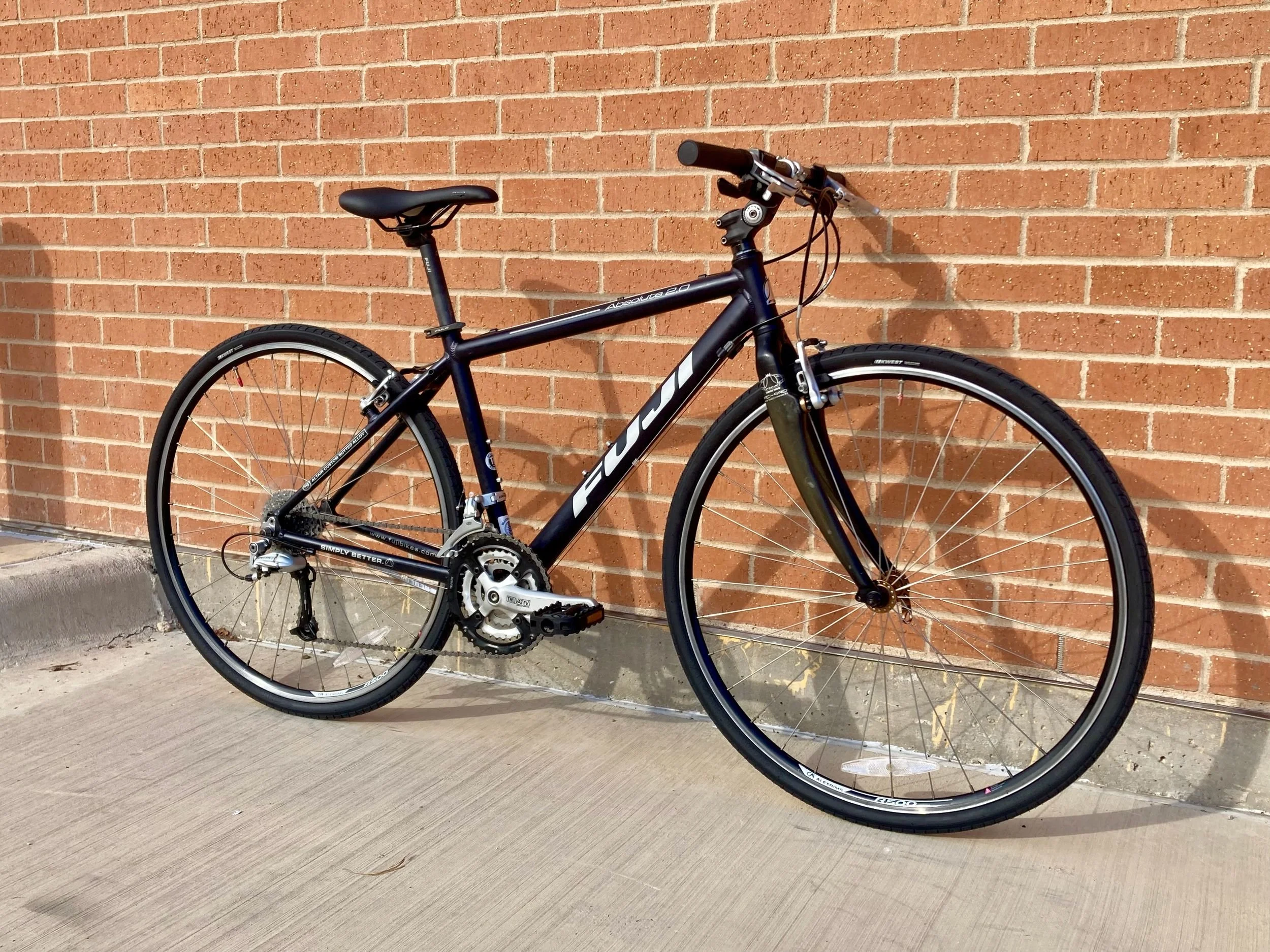 Fuji Absolute 2.0 (Size M), front three-quarter view