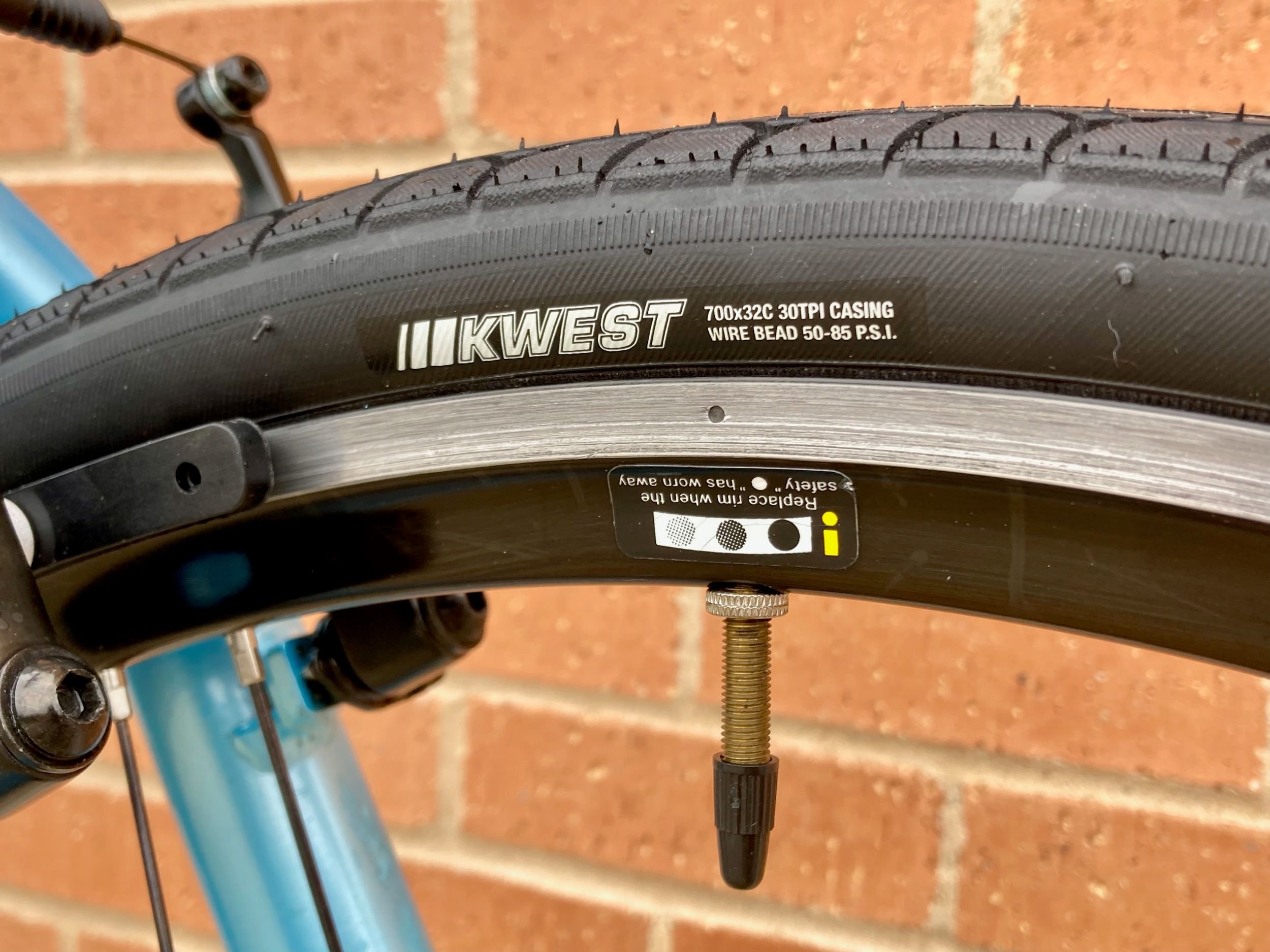 Trek 7.5 FX WSD (Size S), front end detail