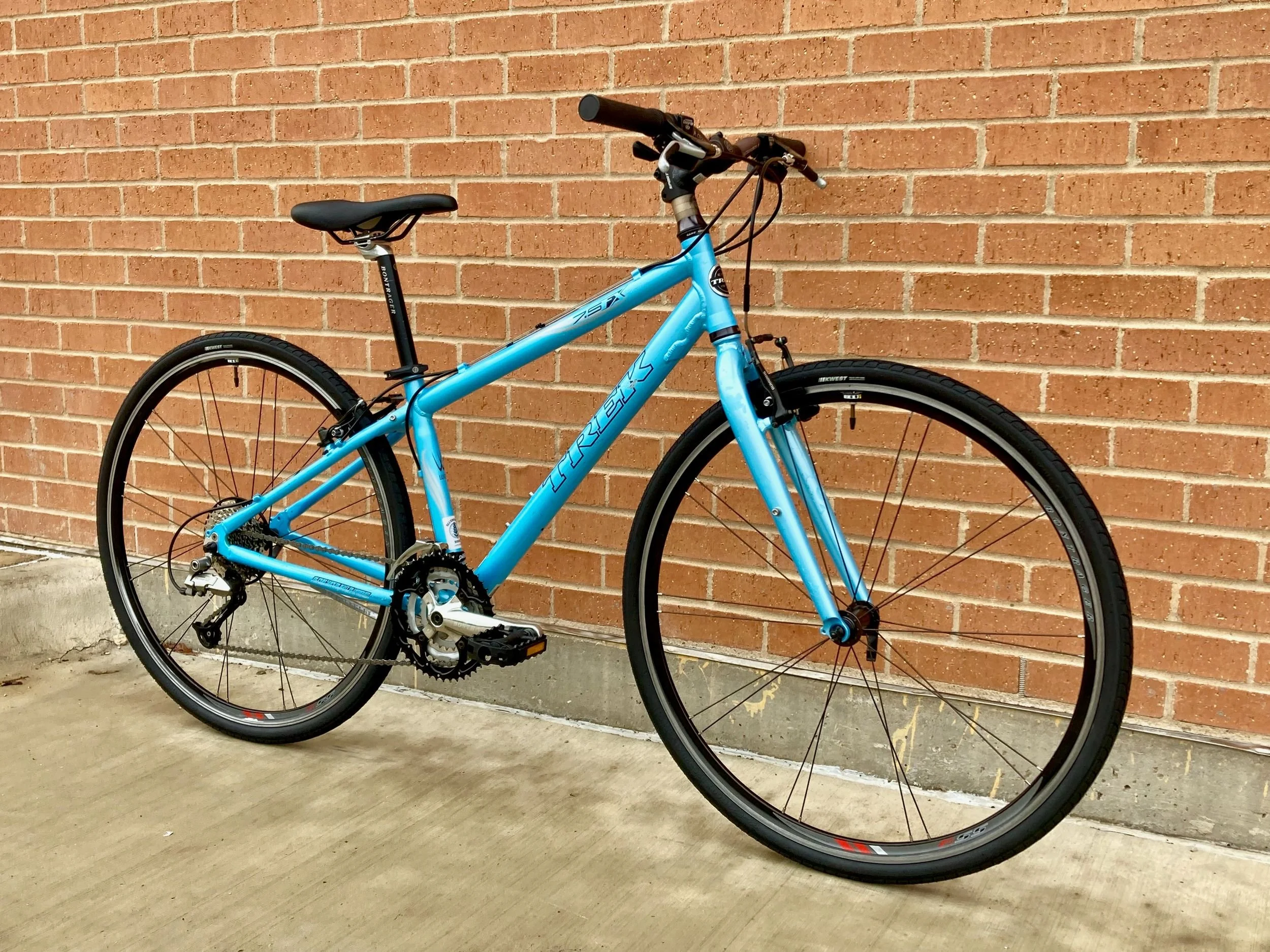 Trek 7.5 FX WSD (Size S), front three-quarter view