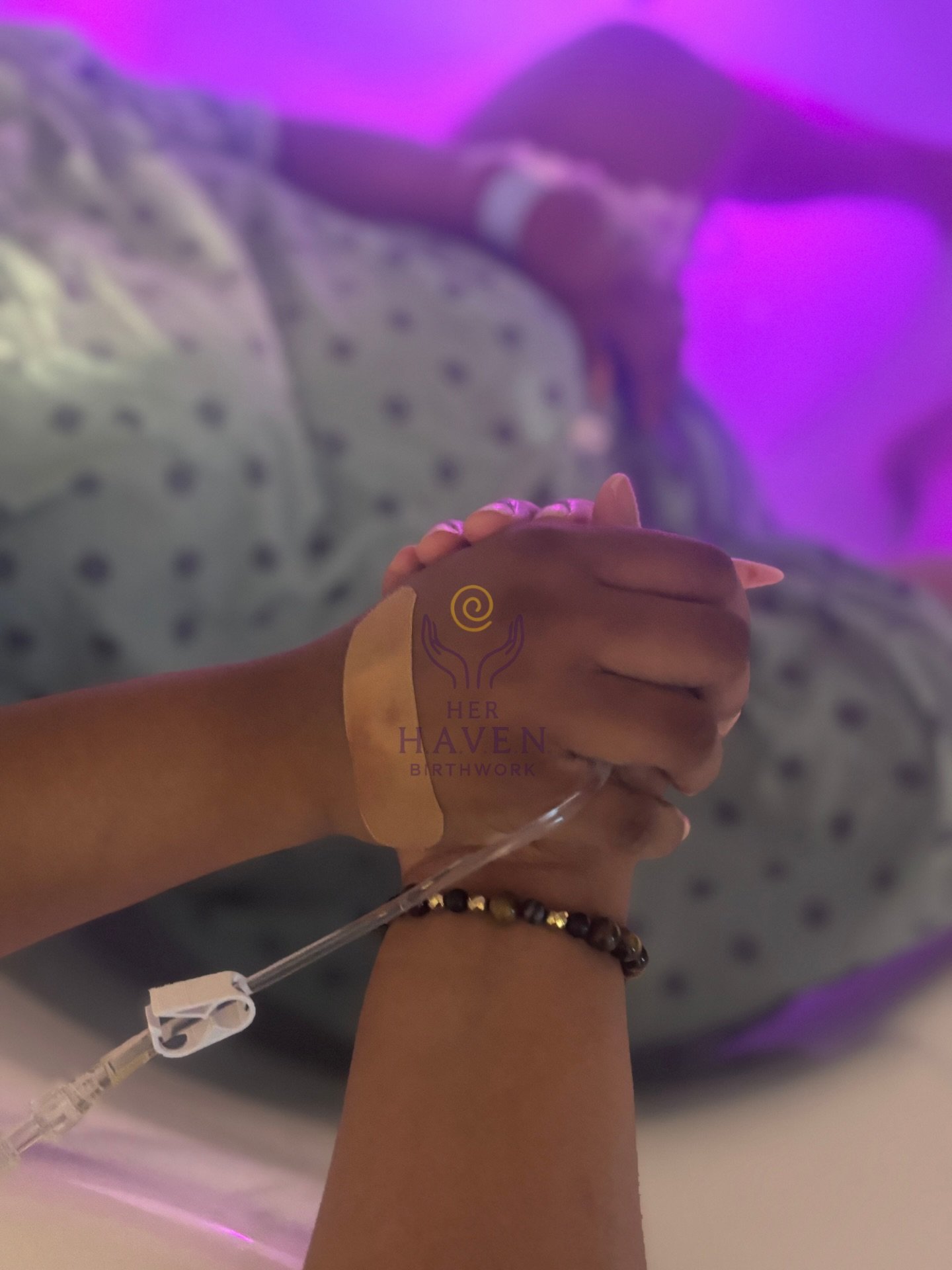 Birth is full of moments like this&hellip;
hands intertwined,
energy shared,
love anchoring her through every wave.

These are the moments I cherish most as a birthworker&hellip;the quiet ones where presence becomes medicine, and support becomes a la