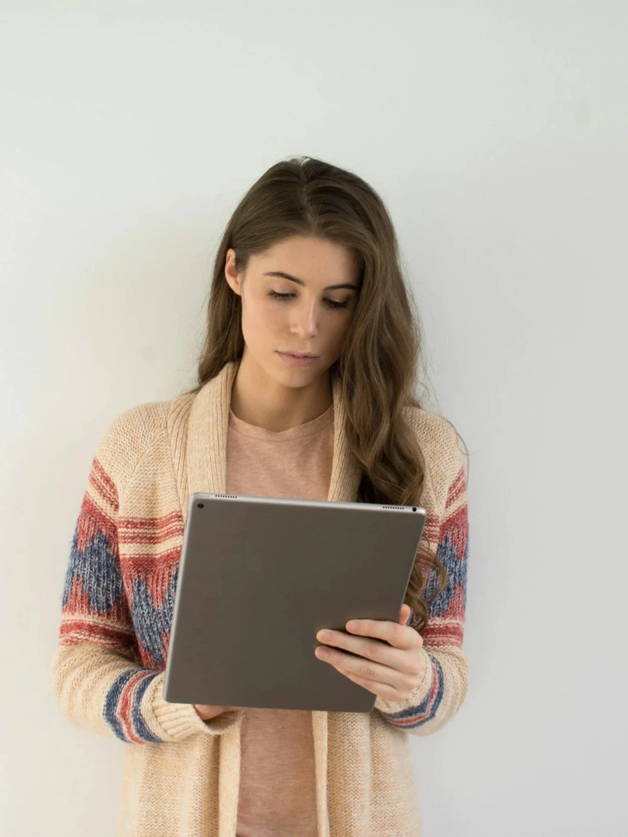 FEMALE THERAPIST LOOKING AT CLIENT NOTES TEEN THERAPY