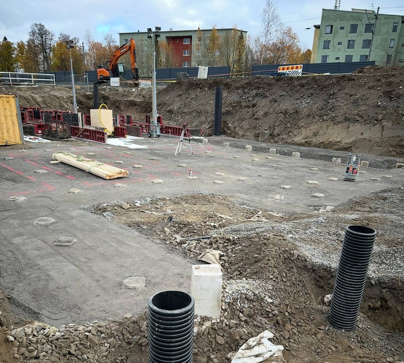 Kerrostalon perustusten pohja antura betoni paalu paalukenttä