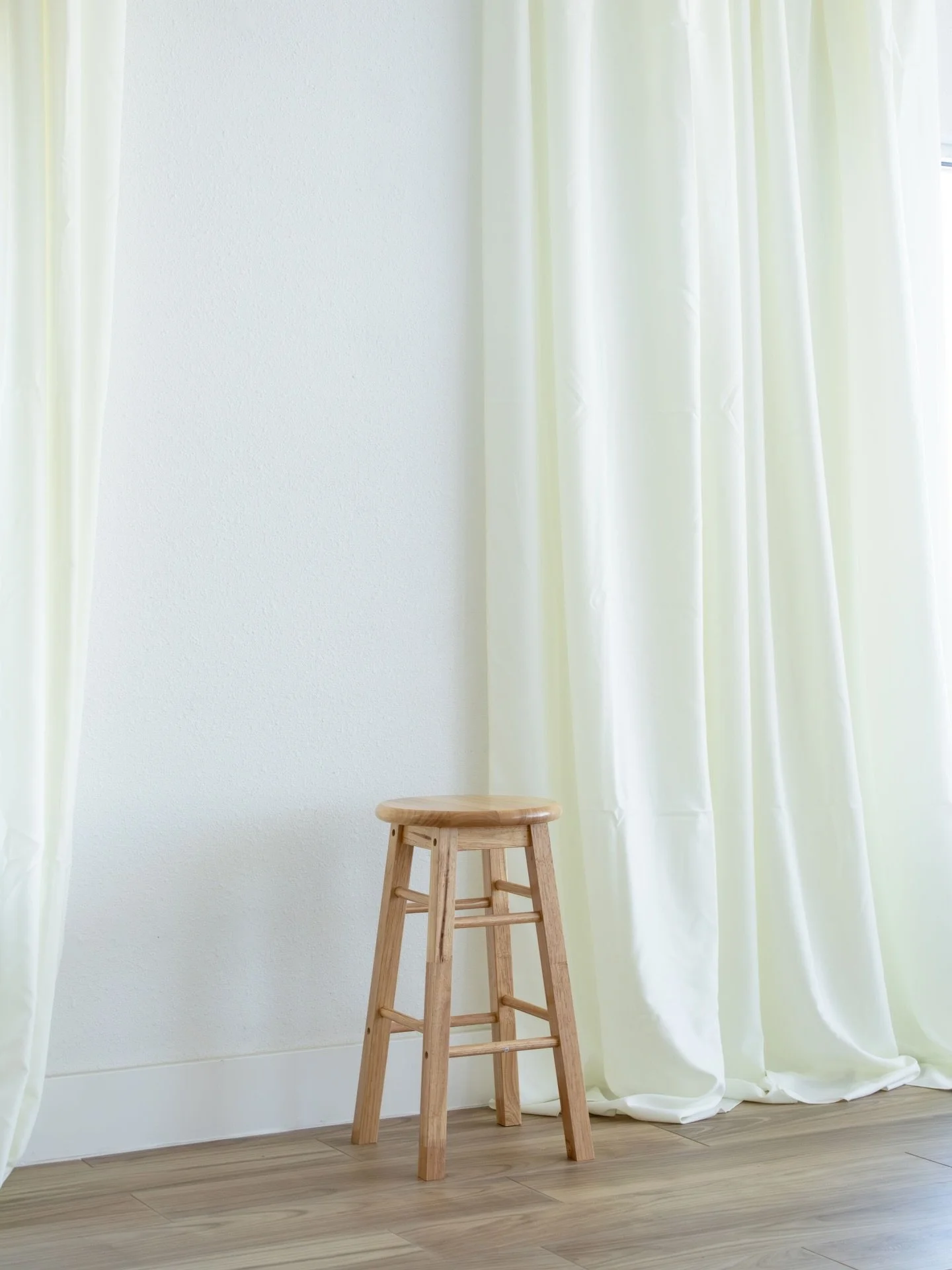 Soft drapery, neutral tones, and natural light 🤍
One of my favorite spots in the studio✨

Psst&hellip; the spring sets are officially going up today and will be here through May 16 🌸 Have you booked yet?

#UpTheVineStudio #WeatherfordTX #ParkerCoun