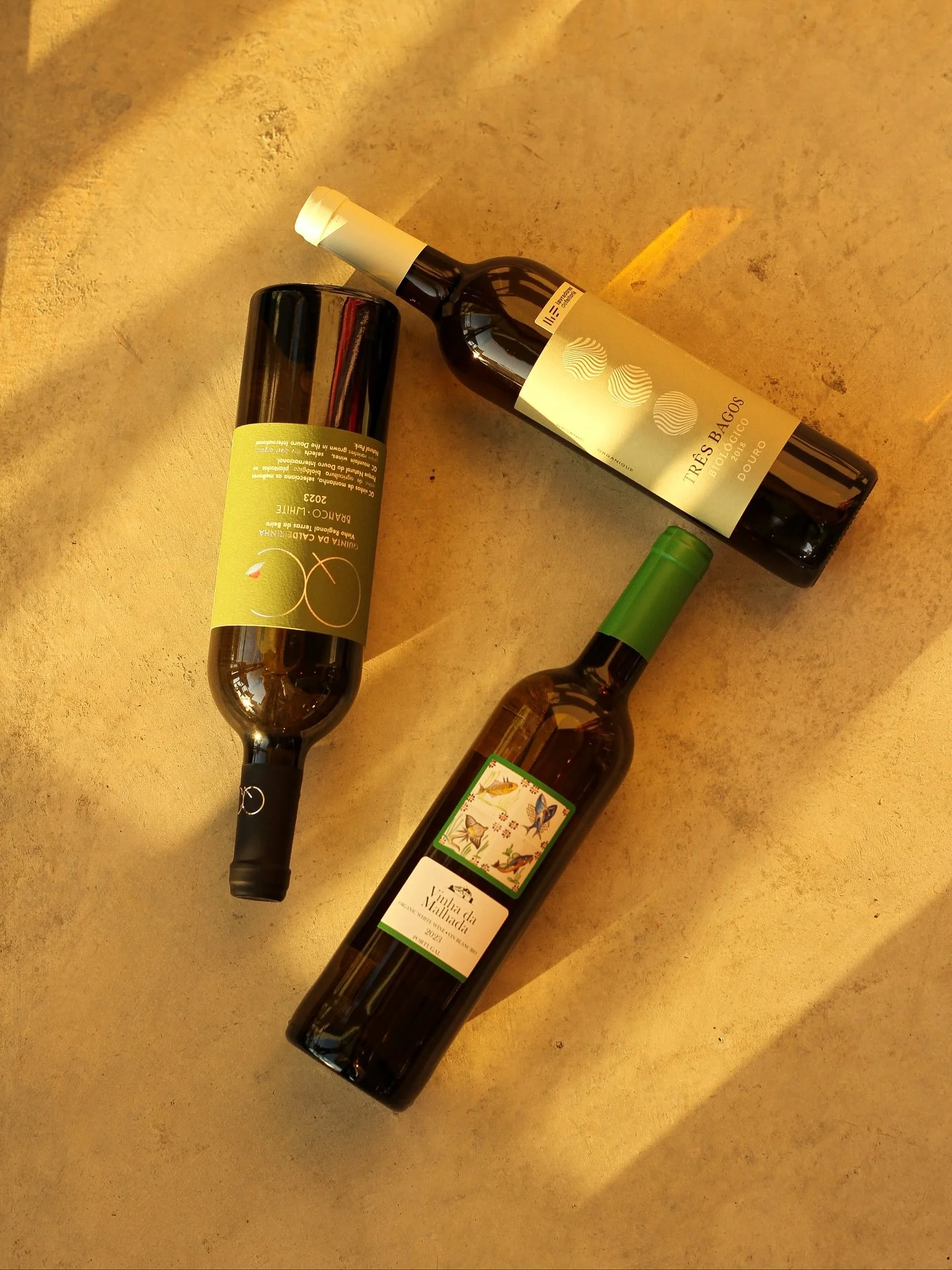 Acreditamos que uma boa comida merece ser acompanhada por um bom copo de vinho. Por isso, dedic&aacute;mo-nos a escolher com carinho vinhos biol&oacute;gicos de pequenos produtores locais, que trabalham a terra com respeito e recorrem apenas a m&eacu