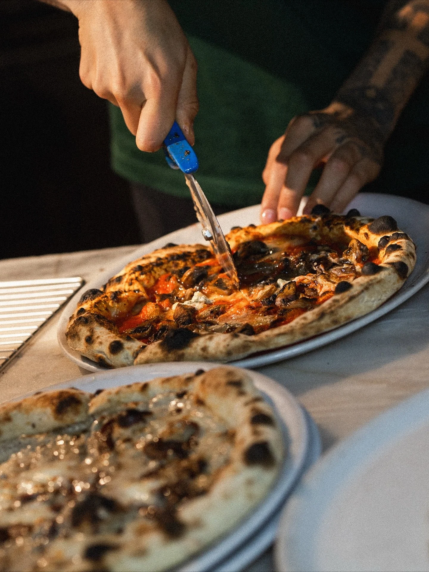 The only thing better than pizza is two pizzas✌🏼

Call your friends to share this delicious moment together.

&mdash;&mdash;&mdash;

Melhor que pizza, s&oacute; duas pizzas✌🏼
 Convida os teus amigos para partilharem este momento delicioso juntos.

