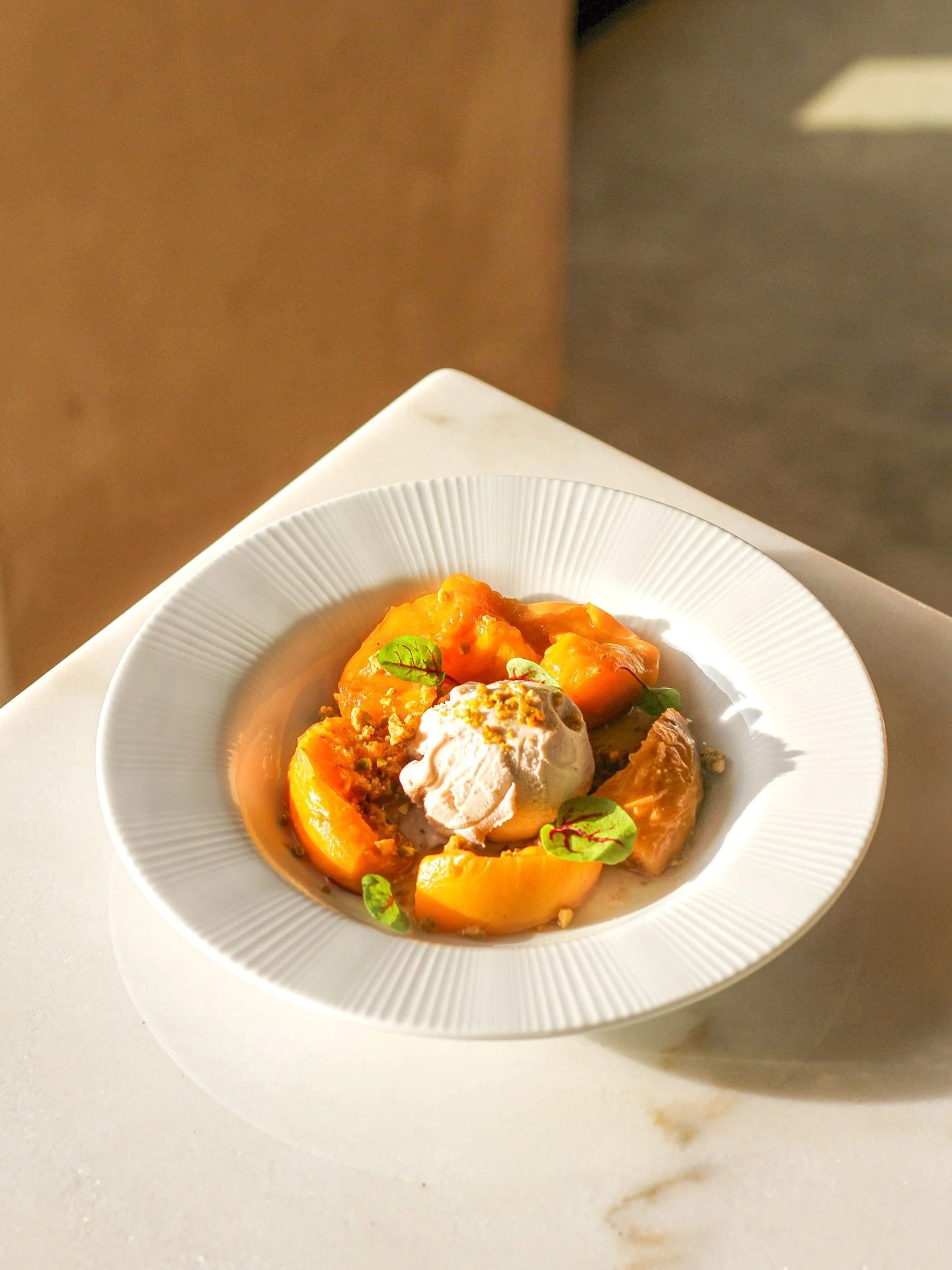 Pesca al Forno, a dessert that nostalgically tastes like late summer 🍑🍧

We combined contrasting textures that complement each other creating harmony: warm peaches, baked until tender and syrupy-sweet, topped with artisanal gelato, and crunchy cara
