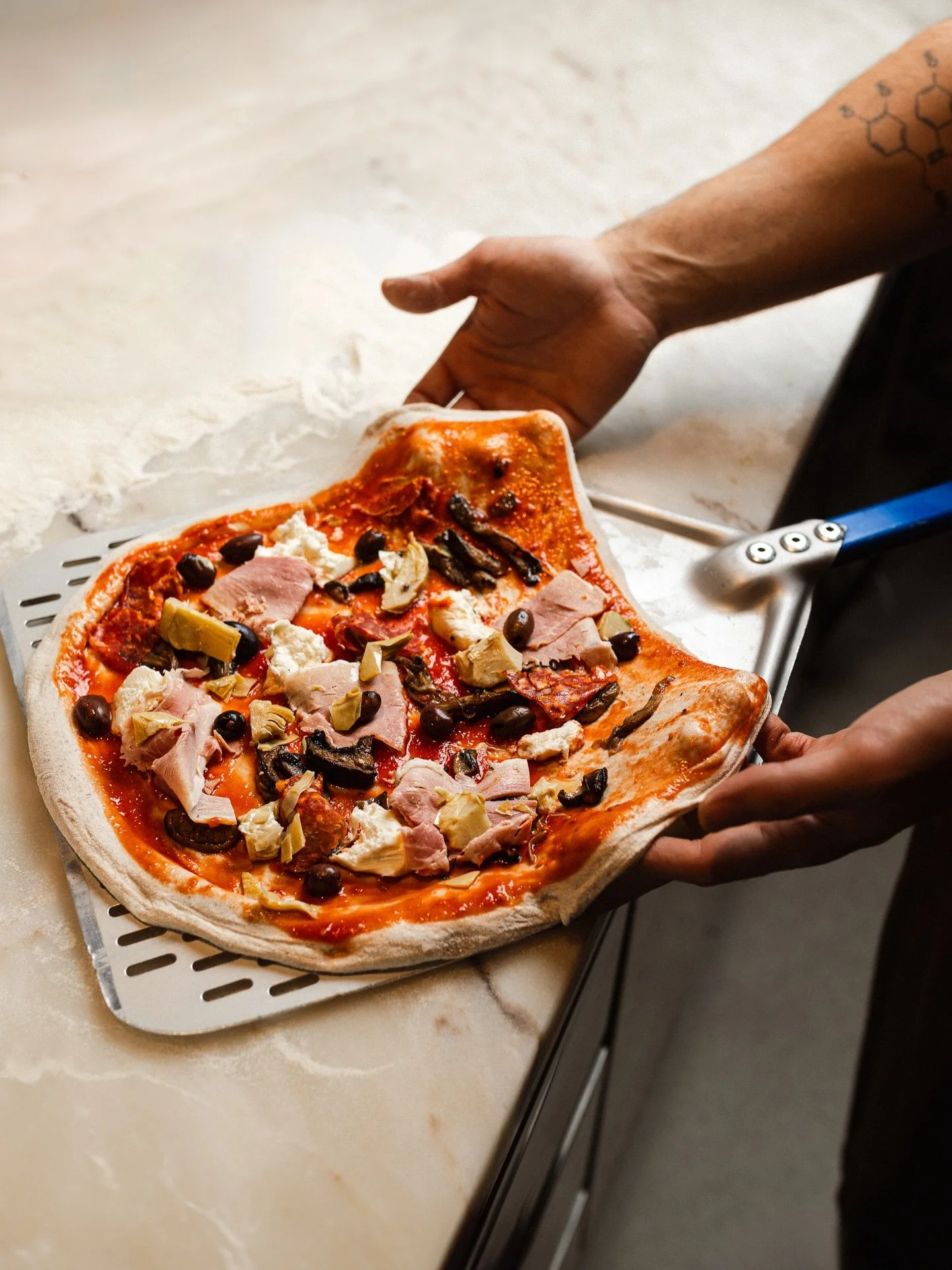 Nothing rushed, nothing artificial &ndash; just time, hands, and honest ingredients. This is how genuine pizza is born.

&mdash;&mdash;&mdash;

Nada apressado, nada artificial &ndash; apenas tempo, m&atilde;os e ingredientes honestos. &Eacute; assim 