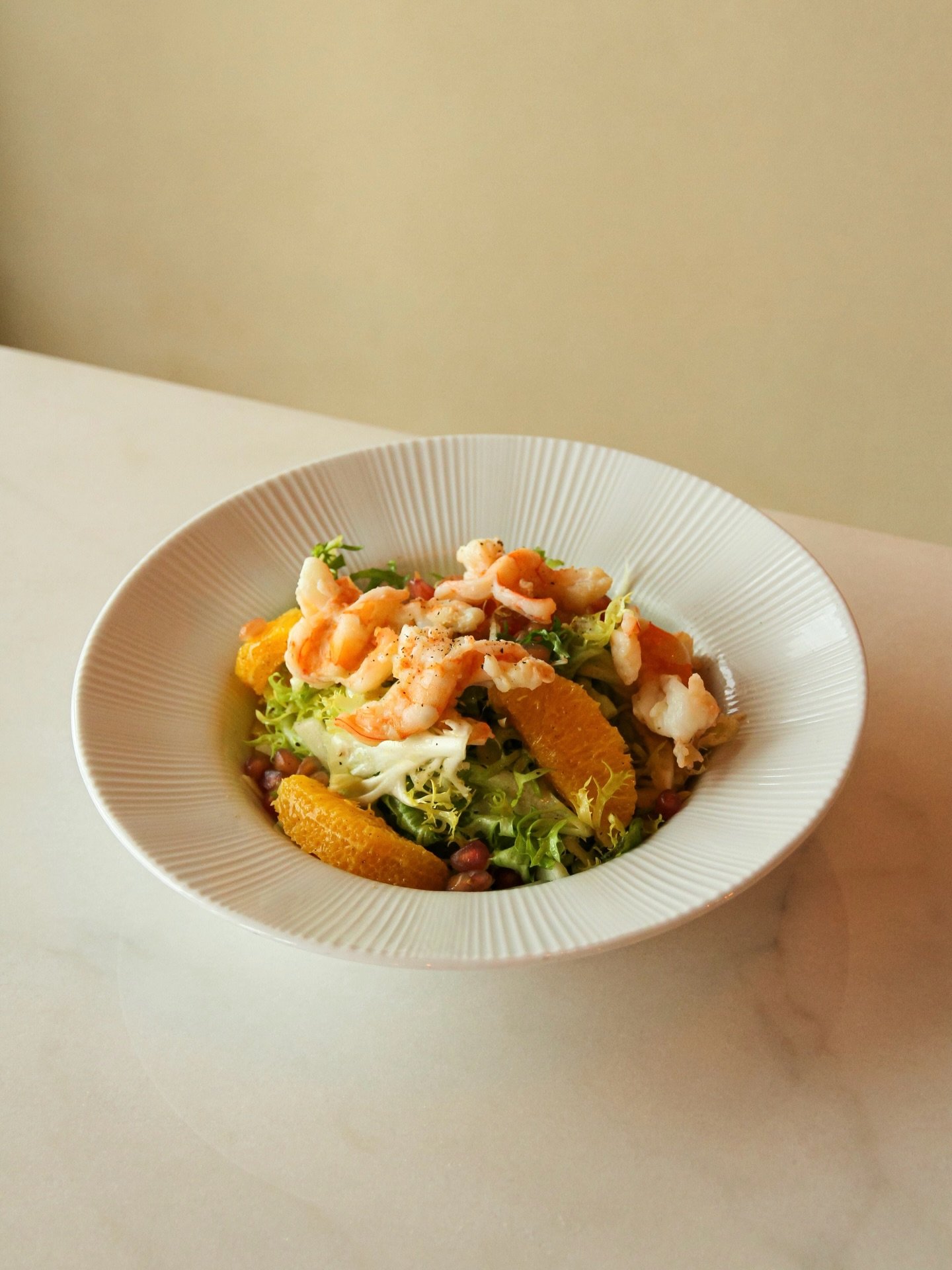 Fennel, fris&eacute;e, prawns, and orange &ndash; not a combo you&rsquo;d expect, but apparently a perfect one. Meet our vivid Finocchio salad.

&mdash;&mdash;&mdash;

Funcho, fris&eacute;e, camar&atilde;o e laranja &ndash; pode n&atilde;o ser a comb