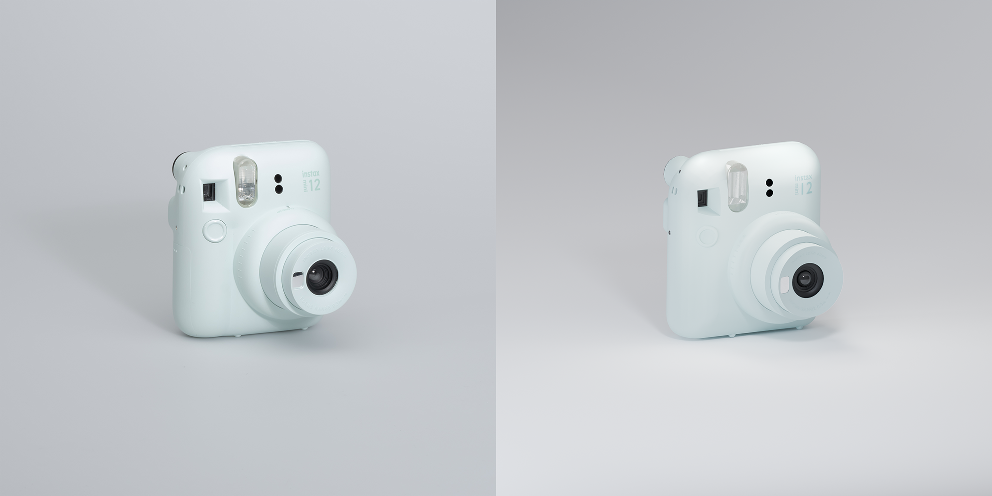 Zwei hellblaue Sofortbildkameras auf grauem Hintergrund.