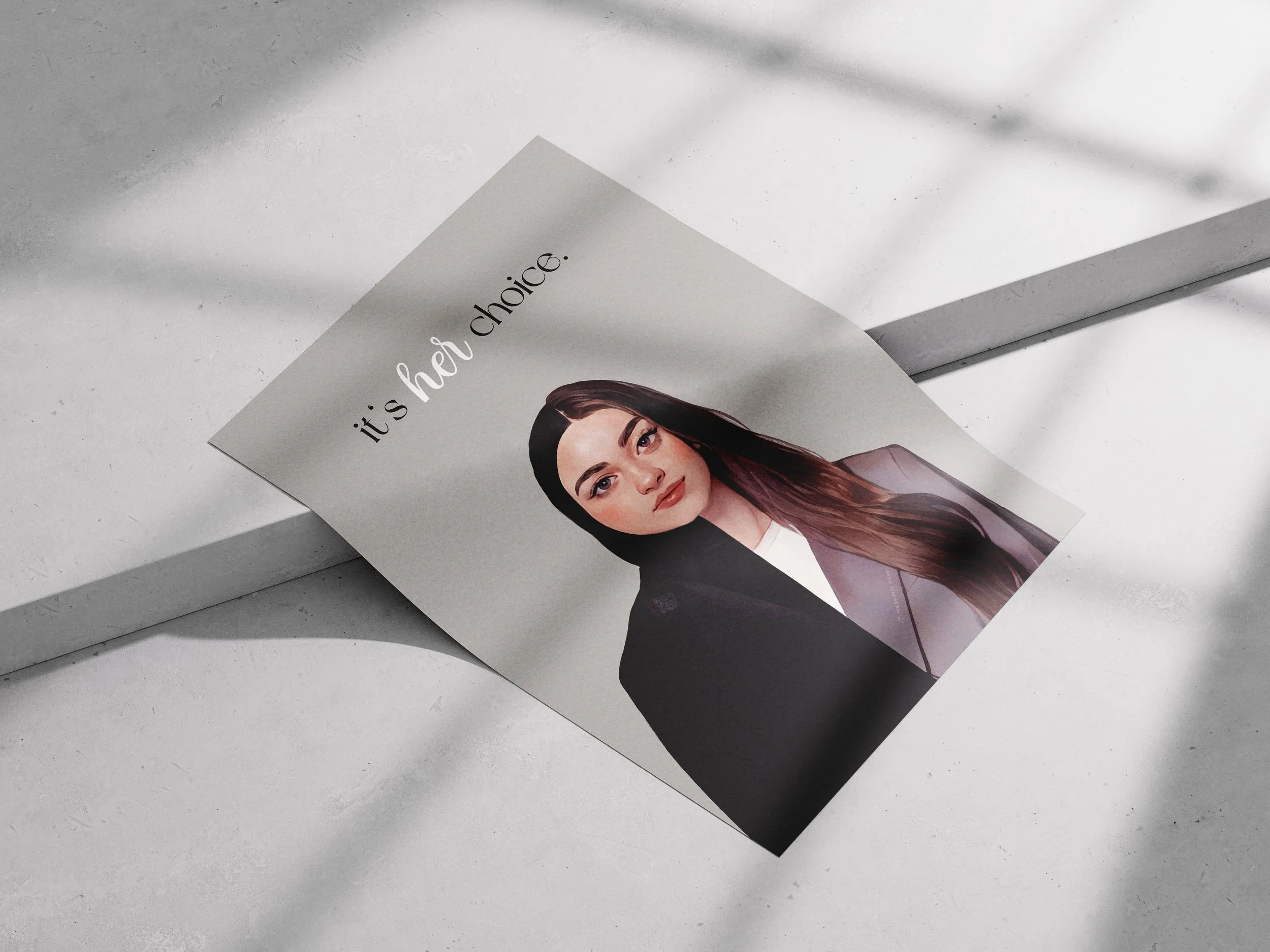 Ein Poster auf einer Betonoberfläche zeigt eine Frau mit langen Haaren und einem Hijab. Darüber steht der Text "it's her choice."