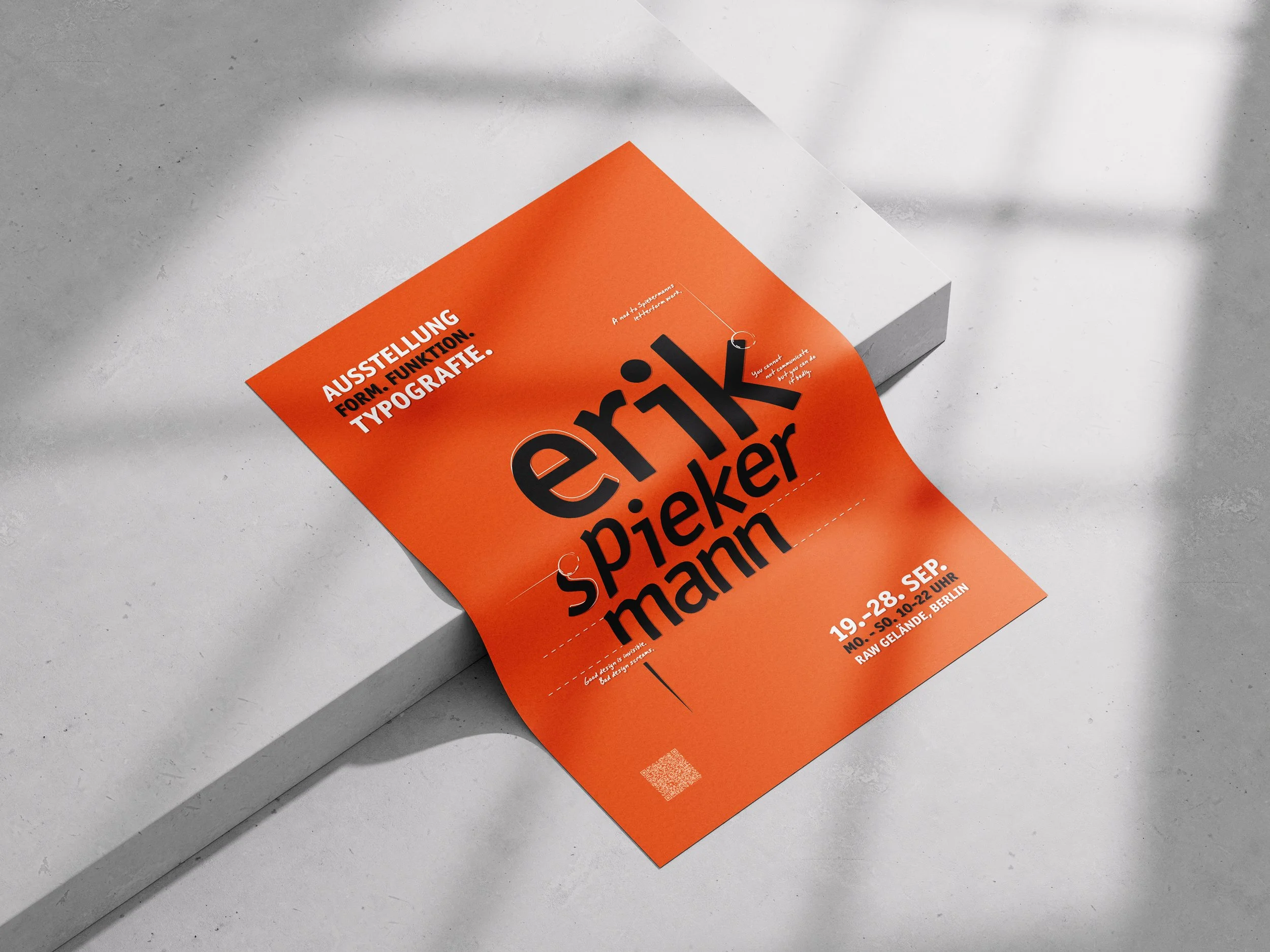 Ein orangenes Poster, das auf einem weißen Tisch liegt, mit schwarzer und weißer Schrift über eine Veranstaltung namens "erik spiekermann", inklusive Datum, Uhrzeit und Ort.