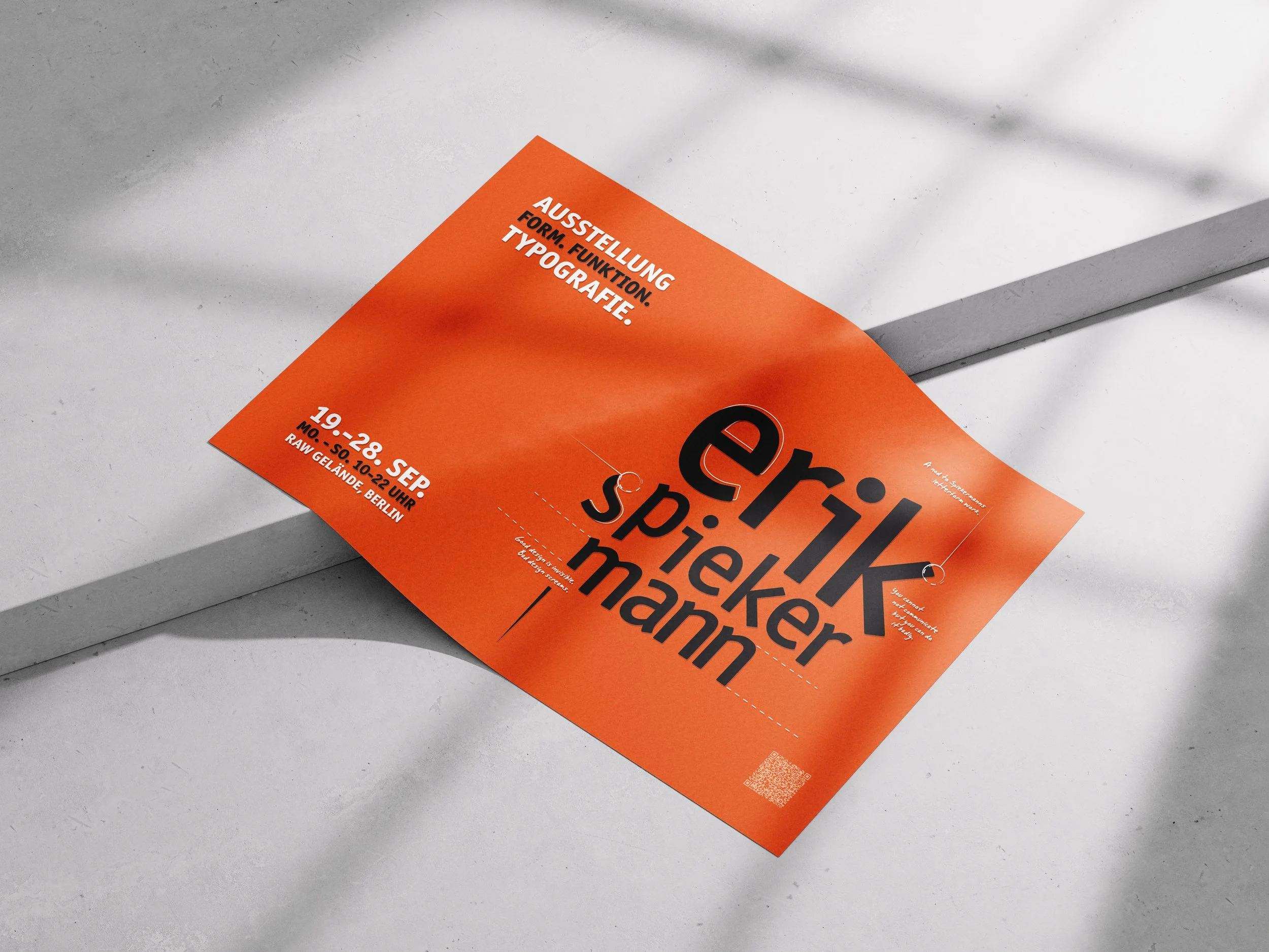 Ein orangenes Poster, das auf einem weißen Tisch liegt, mit schwarzer und weißer Schrift über eine Veranstaltung namens "erik spiekermann", inklusive Datum, Uhrzeit und Ort.