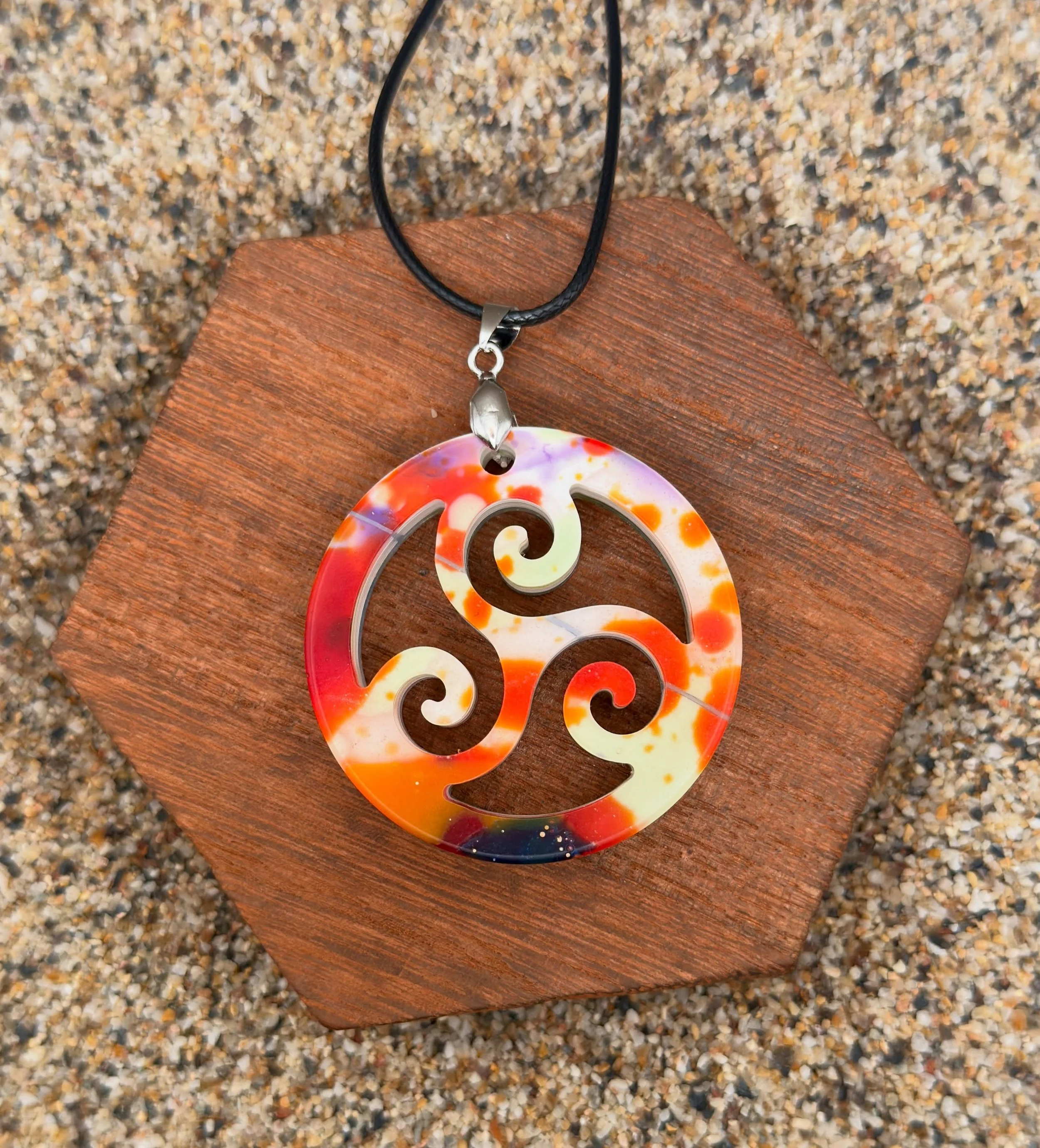 Beautiful Surfite &ldquo;Triskele&rdquo; symbol! Front and back, so amazing how each side is so different when working with Surfite. DM for purchase inquiries!
#surf #surfite #surfitejewelry #triskele #santacruz