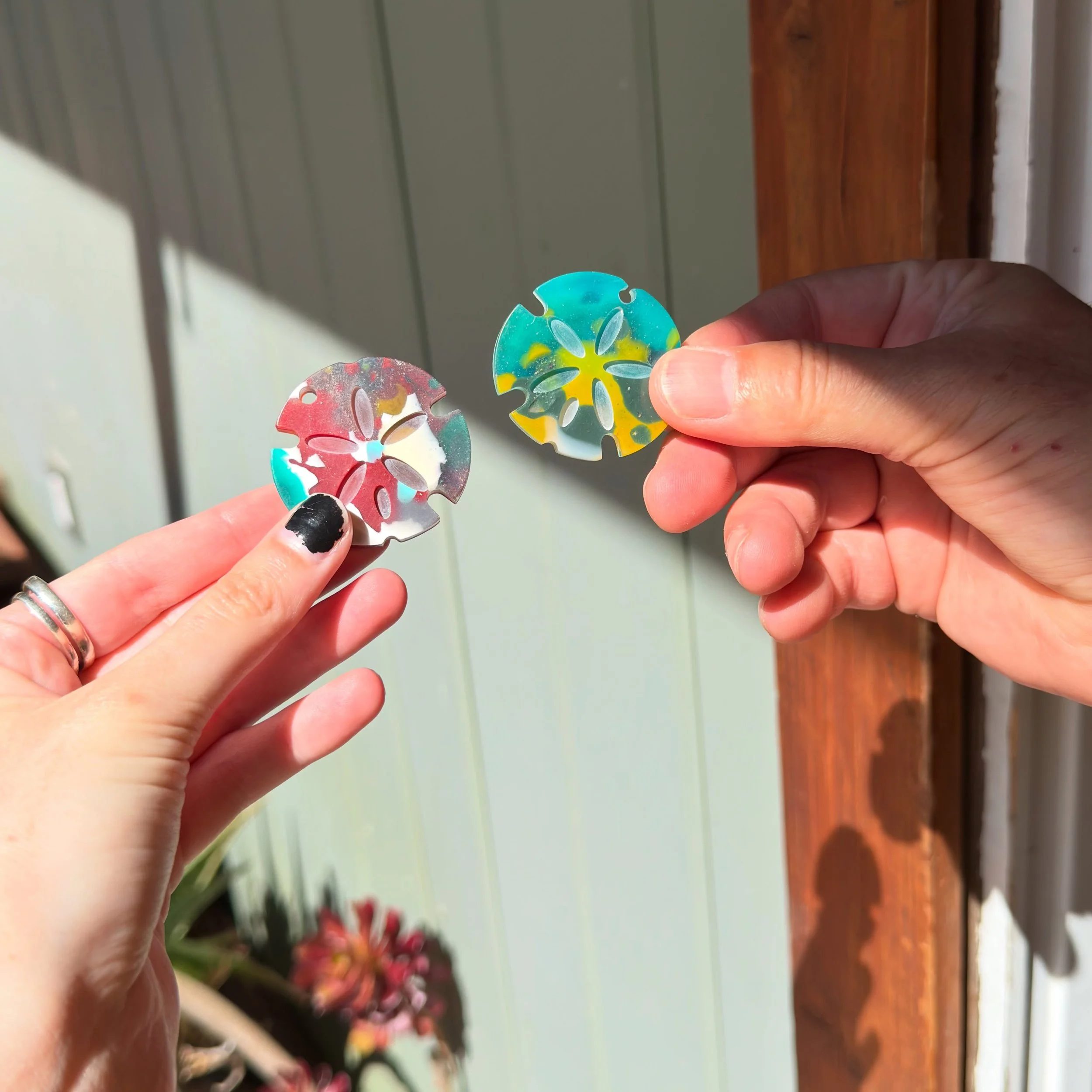 Check out these new surfite sand dollars! Having fun exploring new shapes, these came to be from a suggestion in our comments🫶🏻
#surfite #surfitejewelry #sanddollar #santacruz #surf