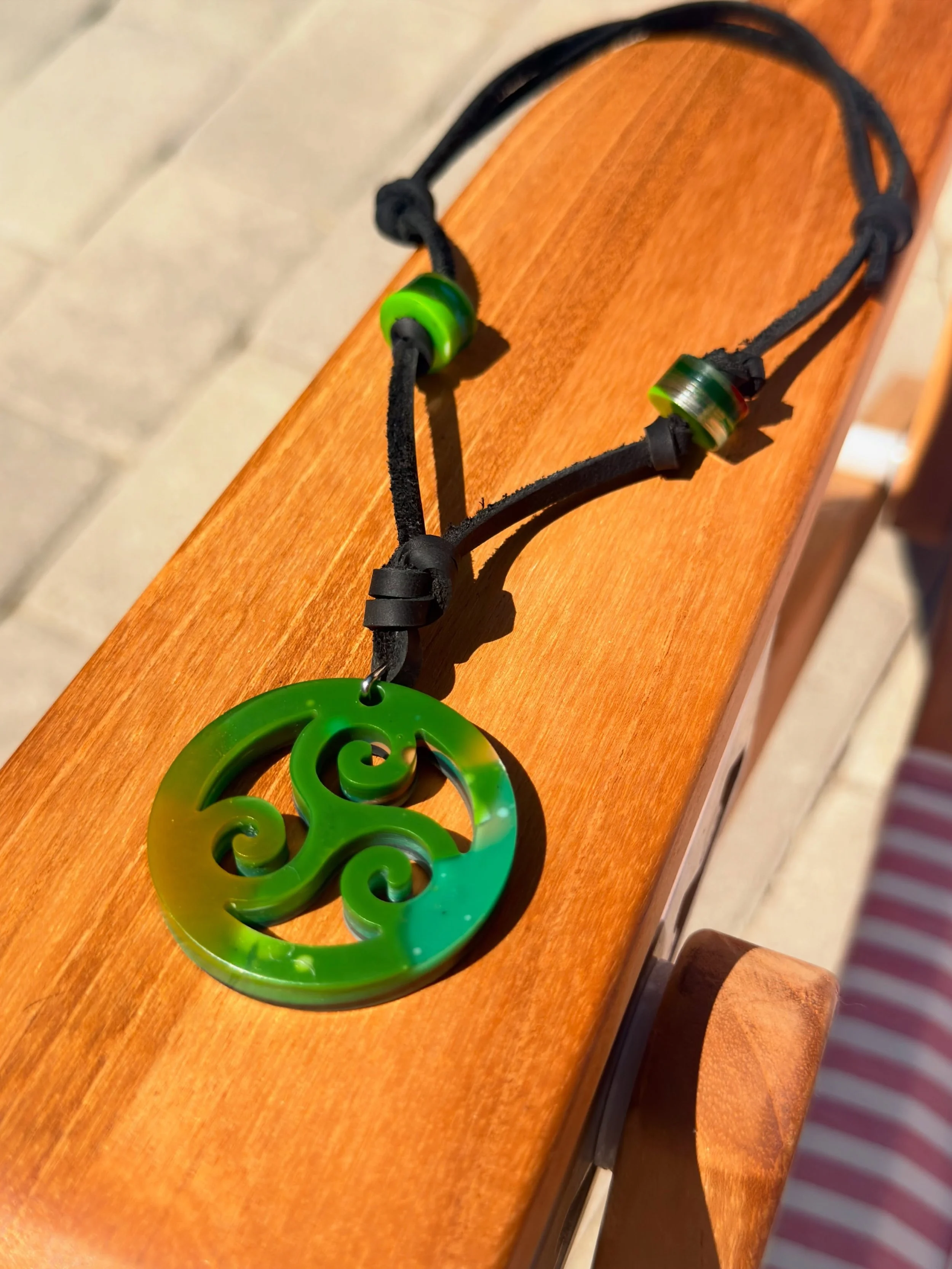 A new necklace style we have been experimenting with recently! Real leather, Surfite pendant, with Surfite beads to add an extra flare. Stay tuned, a select few of these beauties will be up for sale on our website very soon! 
💚🌊🪼
#surfite #surfite
