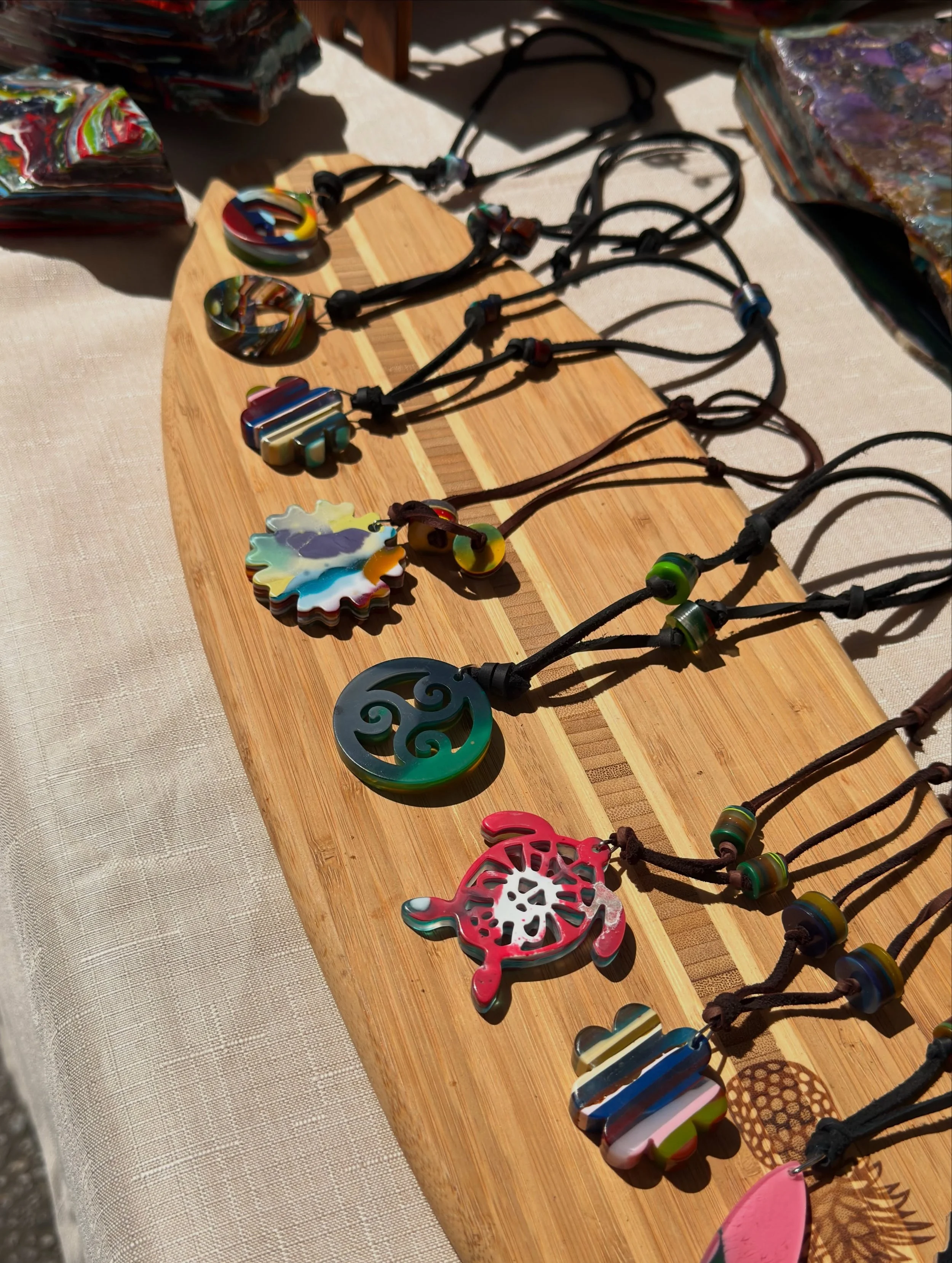 Surfite pendants on leather cord with surfite beads. Each piece 100% unique made from surfboard resin, recycled🏄🏄&zwj;♂️
#surfite #surfitejewelry #surfitependant #santacruz #smallbuisness