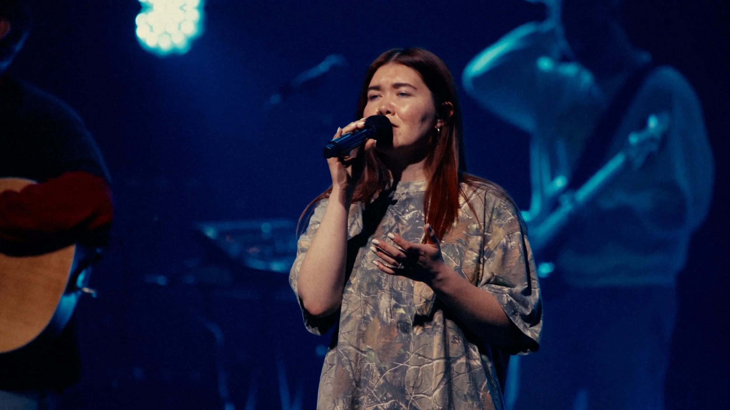 ages_live_recording_-_for_god_so_loved_v4 (2160p).00_01_44_01.Still021.jpg