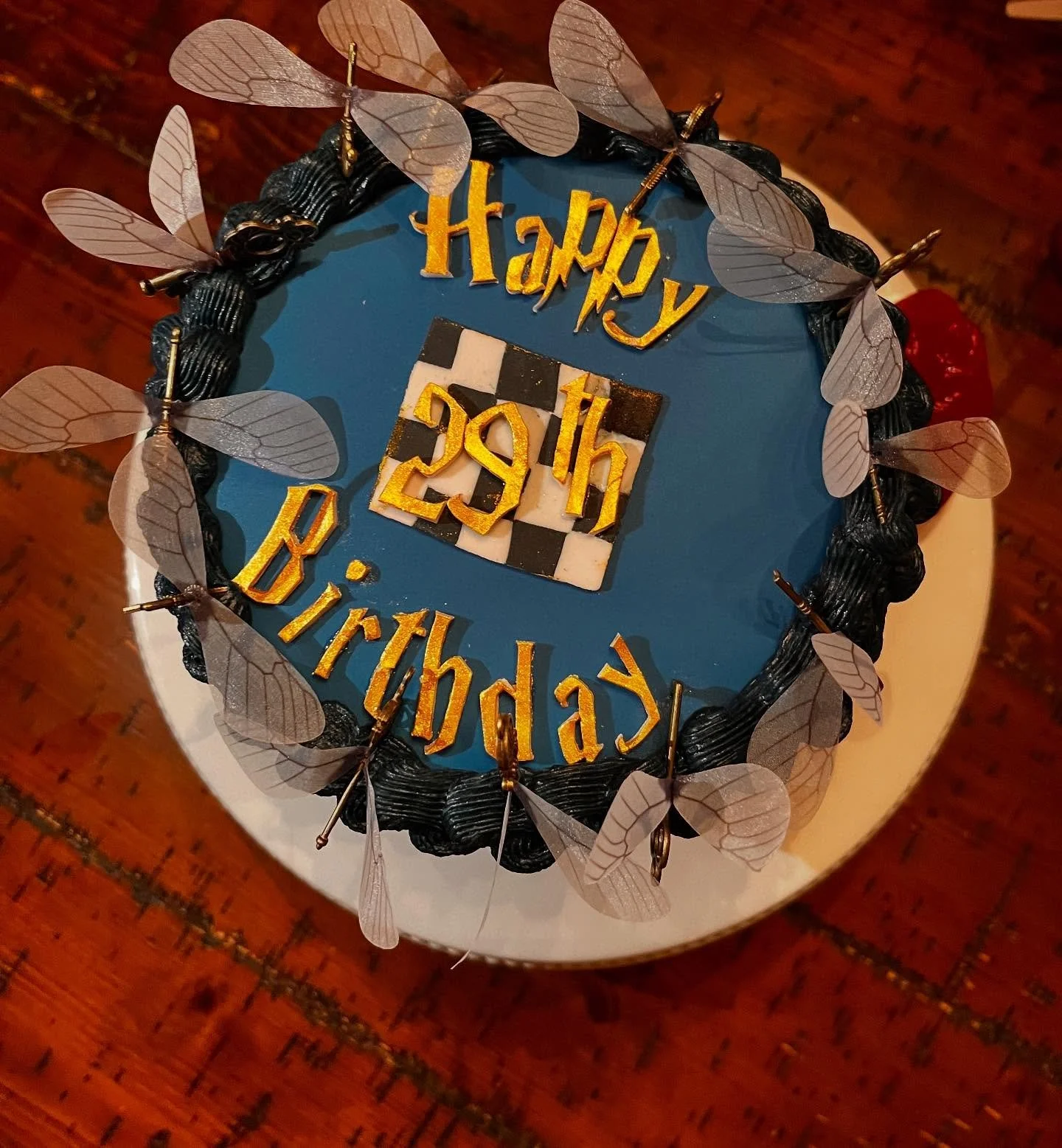 This ⚡️Harry Potter⚡️cake was created for me (formerly vegano_cubano) for my 29th birthday. Because it is NEVER 🙅🏻&zwj;♂️too late to have a Harry Potter cake for your birthday. 

Not only was the cake covered with Harry Potter references, I mean ta