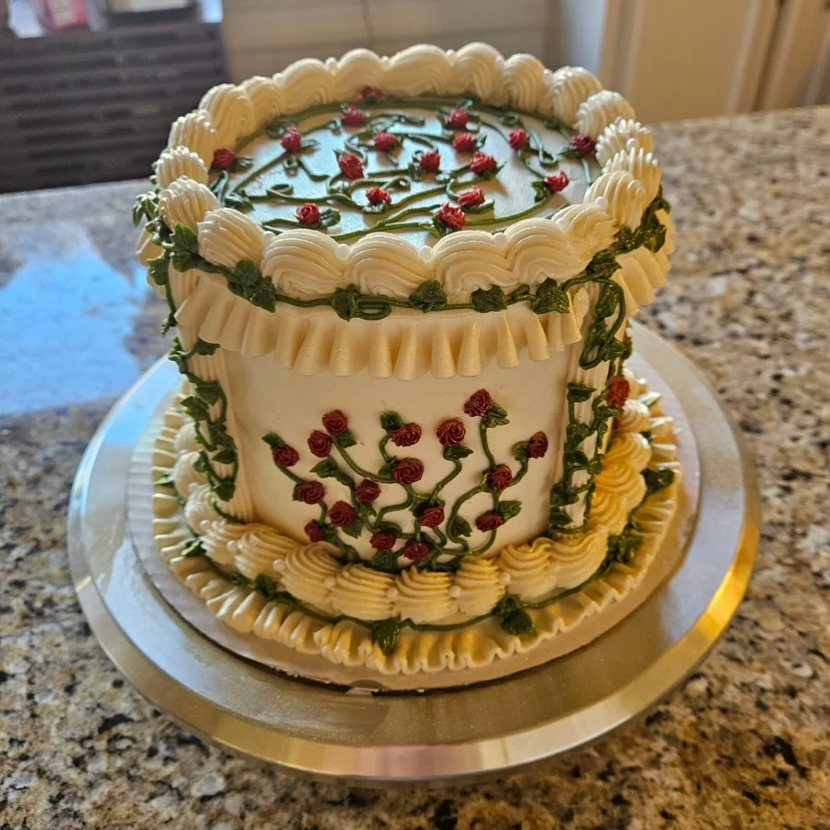 Check out this gorgeous ✨ fantasy✨inspired cake 🎂 with elegant pipework and vines of roses adorning the delicate frosting 🌹 🥀 A romantic cake for any occasion or if you just want to have a 🧚🏻&zwj;♀️ fairy 🧚 inspired party with your friends&hell