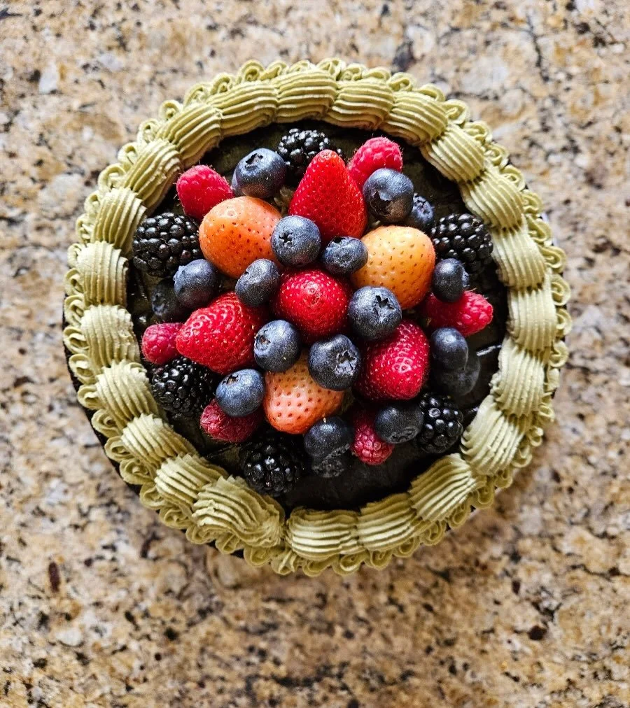 Decadent chocolate cake 🍫 🎂 🍰 with matcha frosting, topped with fresh berries 😩🤤 it doesn&rsquo;t get any better than this! What a combination!

#InspiredCreations #VeganBakery #VeganTreats #PlantBased #DairyFree #CrueltyFree #VeganDesserts #Veg