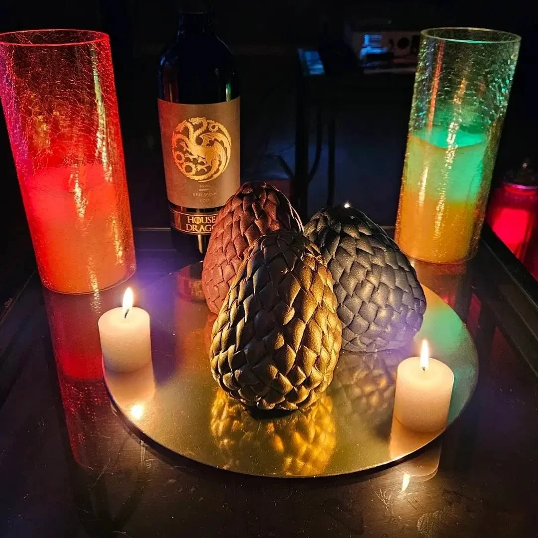 ✨🔥 Our head baker, Lucia, channeled the magic of Westeros with these stunning Dragon Egg cakes, a tribute to Daenerys, the Mother of Dragons! 🐉🍰 Perfectly set amidst flickering candles and GOT wine, they added an enchanting vibe to our House of th