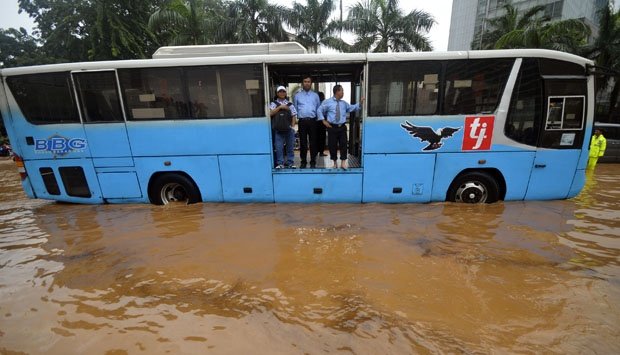 Flooding in Jakarta Forces Transjakarta to Reroute BRT and Mikrotrans Services