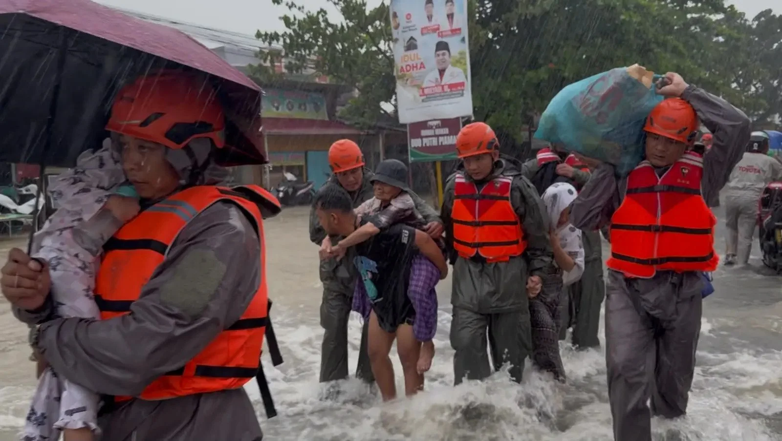 Brimob SAR Teams Evacuate Residents as Floods Hit Padang