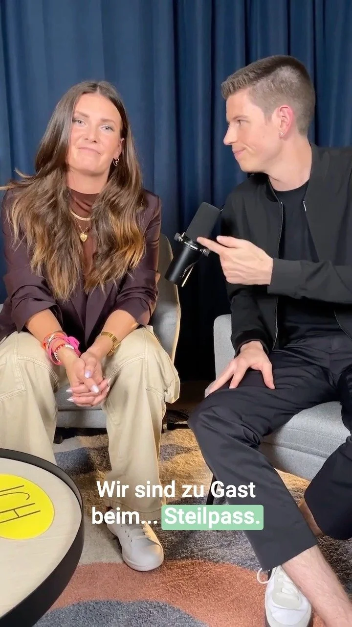 Whatelse? Mit Rachel Rinast (@rachelaaator) und Calvin Stettler (@calvstett) ist Lachen vorprogrammiert!
Die letzte Folge von „Steilpass – hosted by SRF“ ist abgedreht. 😱 Mit einem lachenden und einem weinenden Auge sagen wir: He