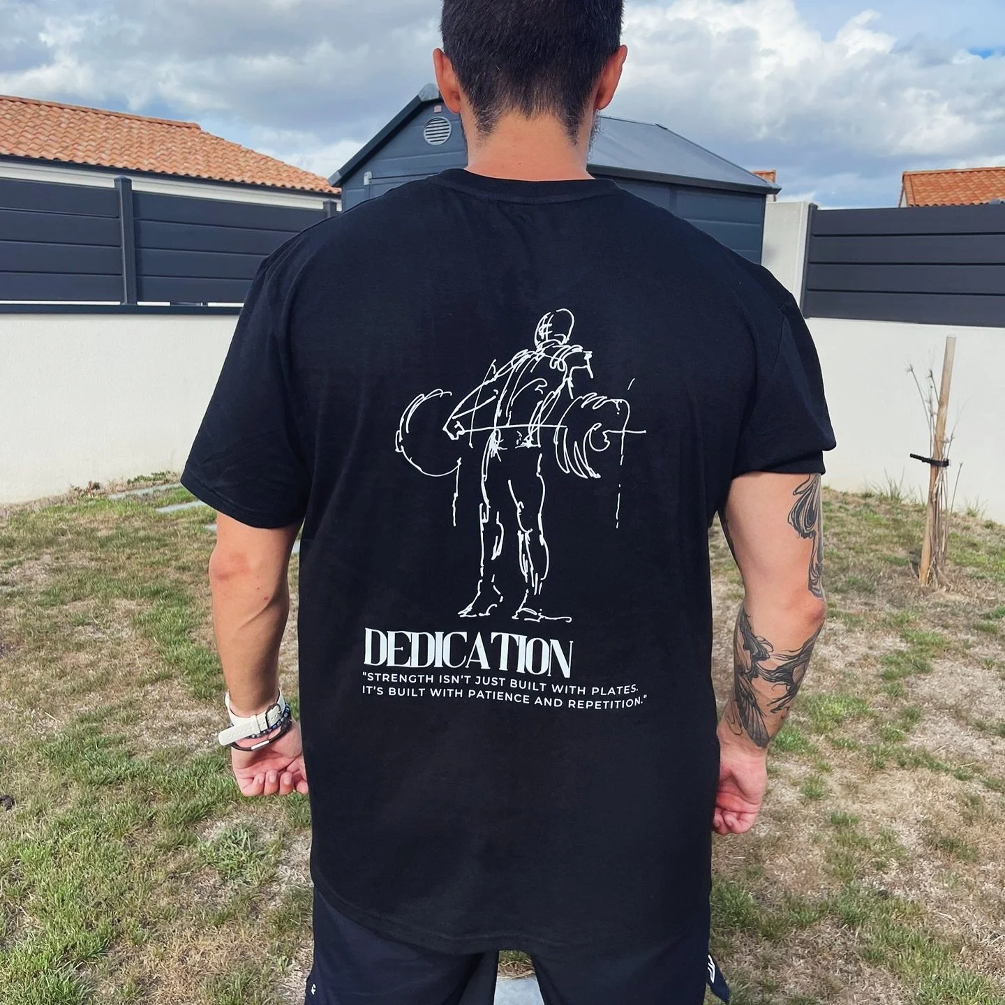 Retour de la grisaille ⛈️
Mais au moins j’ai reçu les nouveaux t shirts pour les membres de la prog 😍
J’ai hâte de vous voir le porter sur vos prochains trainings et compétitions ! 
Merci pour votre soutien 🫶🏻
Bo